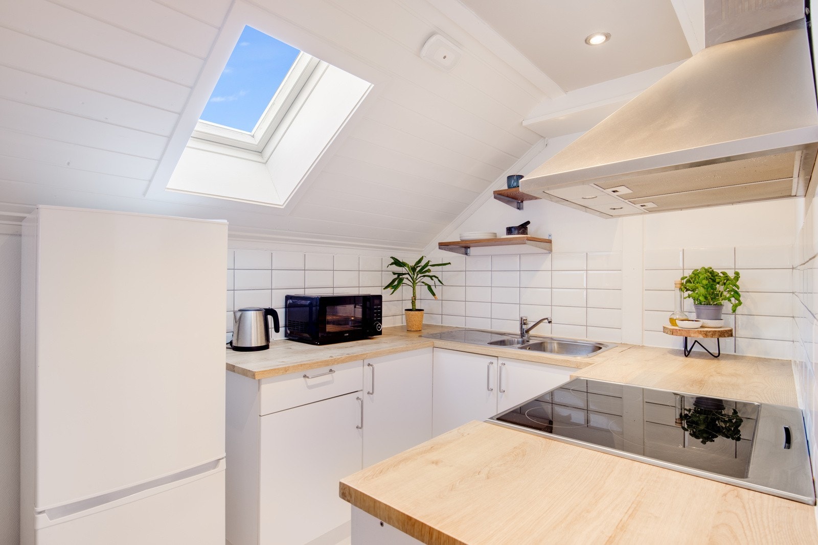 Innredningen er med slette fronter og benkeplaten er fornyet med tapet. Det er også fliser mellom over og underskap. Alle hvitevarer medfølger. Komfyr og ventilator er ny i 2022. Galleribilde