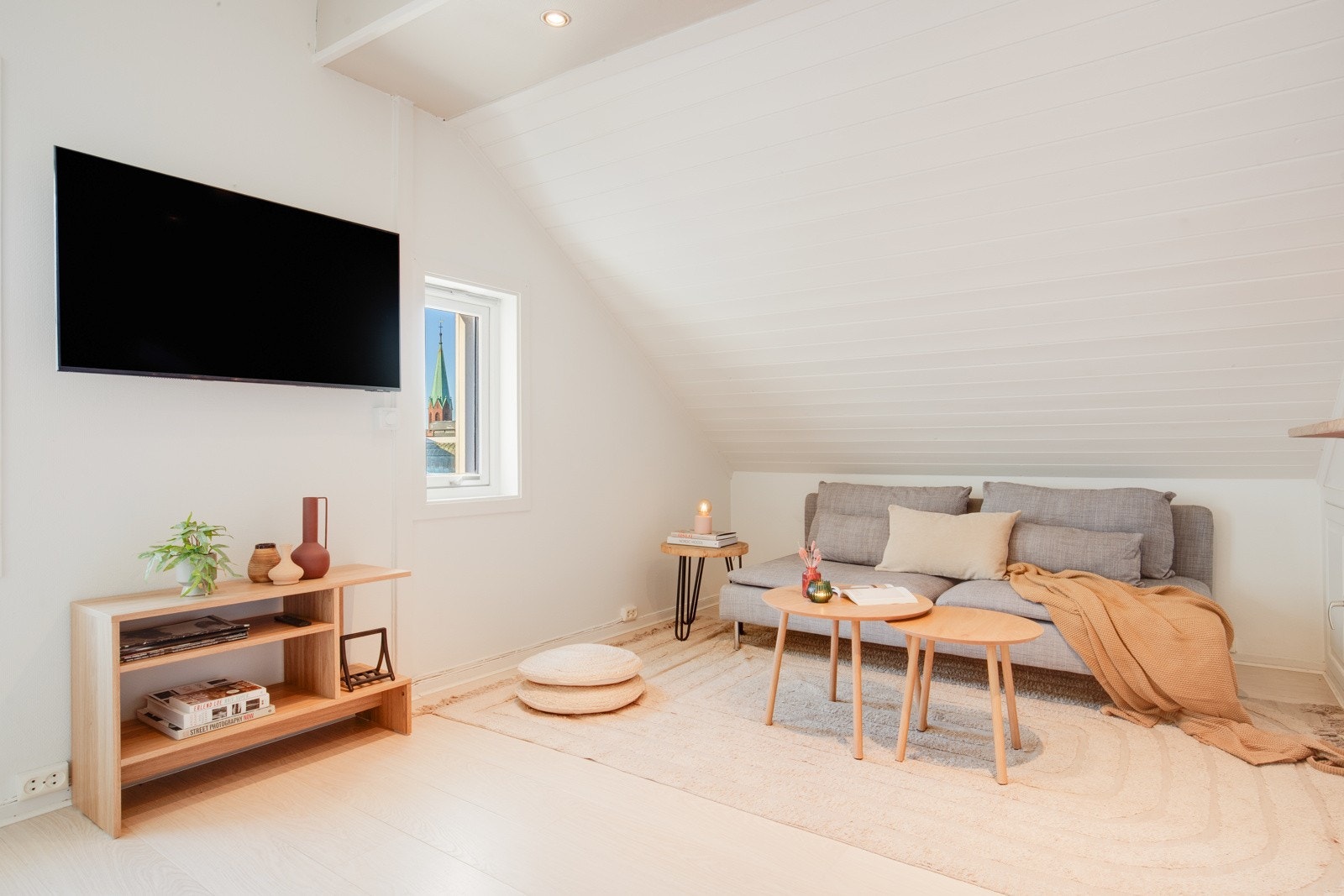 Dette rommet er perfekt for avslapning, med plass til en sofagruppe og tilhørende møbler. Galleribilde