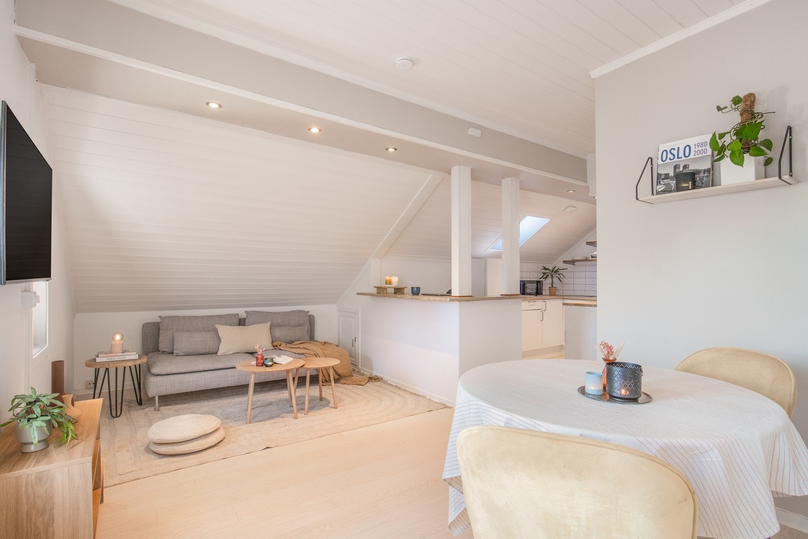 Stuen ligger i åpen løsning med kjøkkenet og skaper et hyggelig samlingspunkt for familie og venner, i tillegg til å gjøre rommet ekstra luftig. Galleribilde