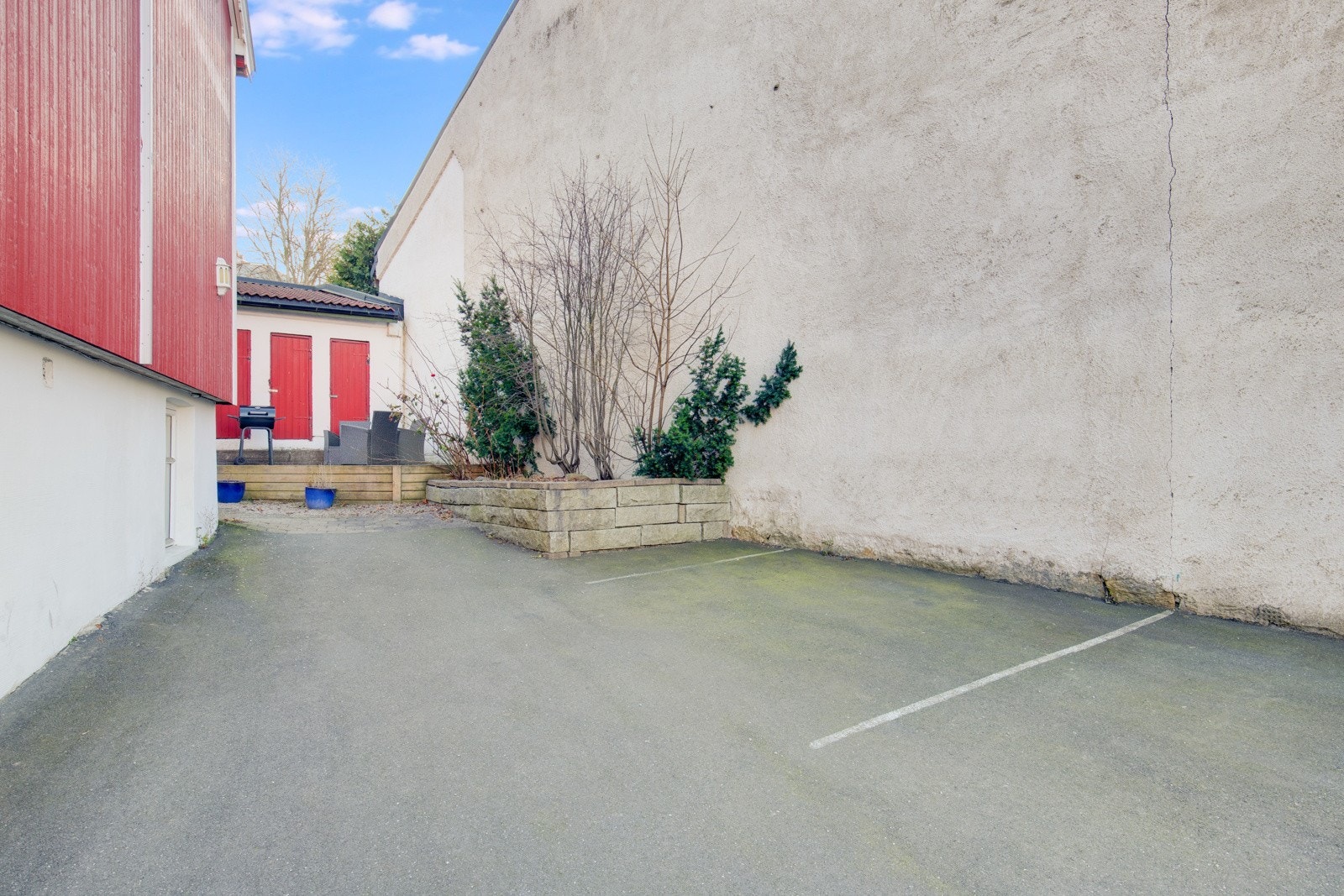 Parkering på felles gårdsplass. Galleribilde