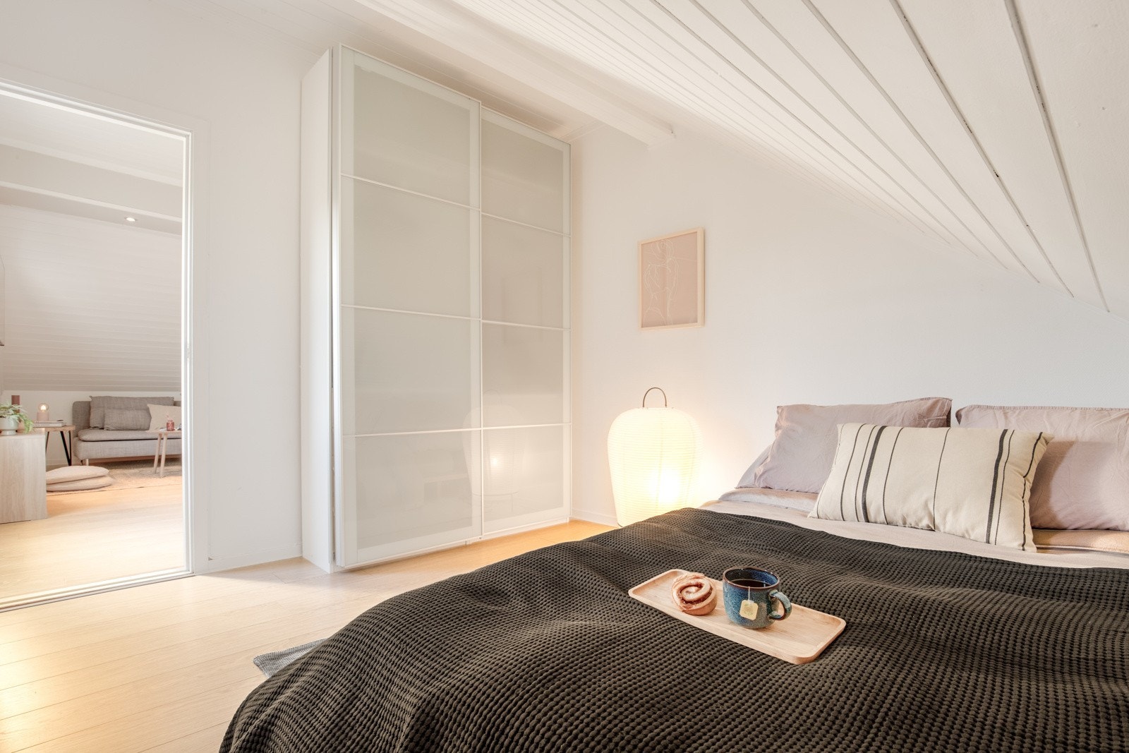 Oppbevaring kan gjøres i en takhøy skyvedørsgarderobe
. Galleribilde