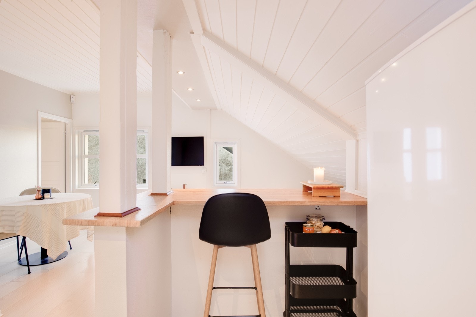 I tillegg er det en praktisk barløsning på kjøkkenet hvor du kan nyte frokosten. Galleribilde