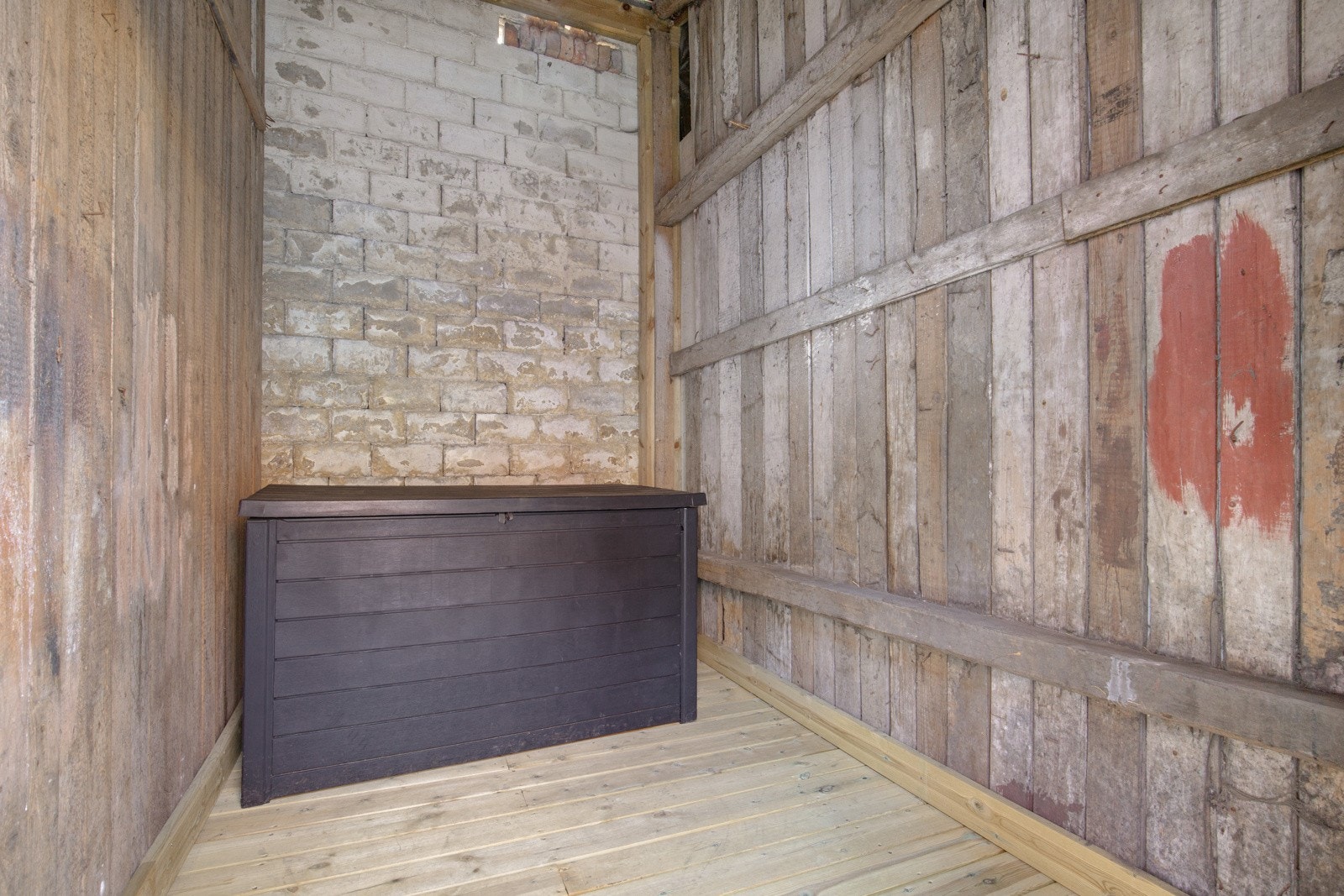 Utvendig bod med god plass til sykler og verktøy. Galleribilde