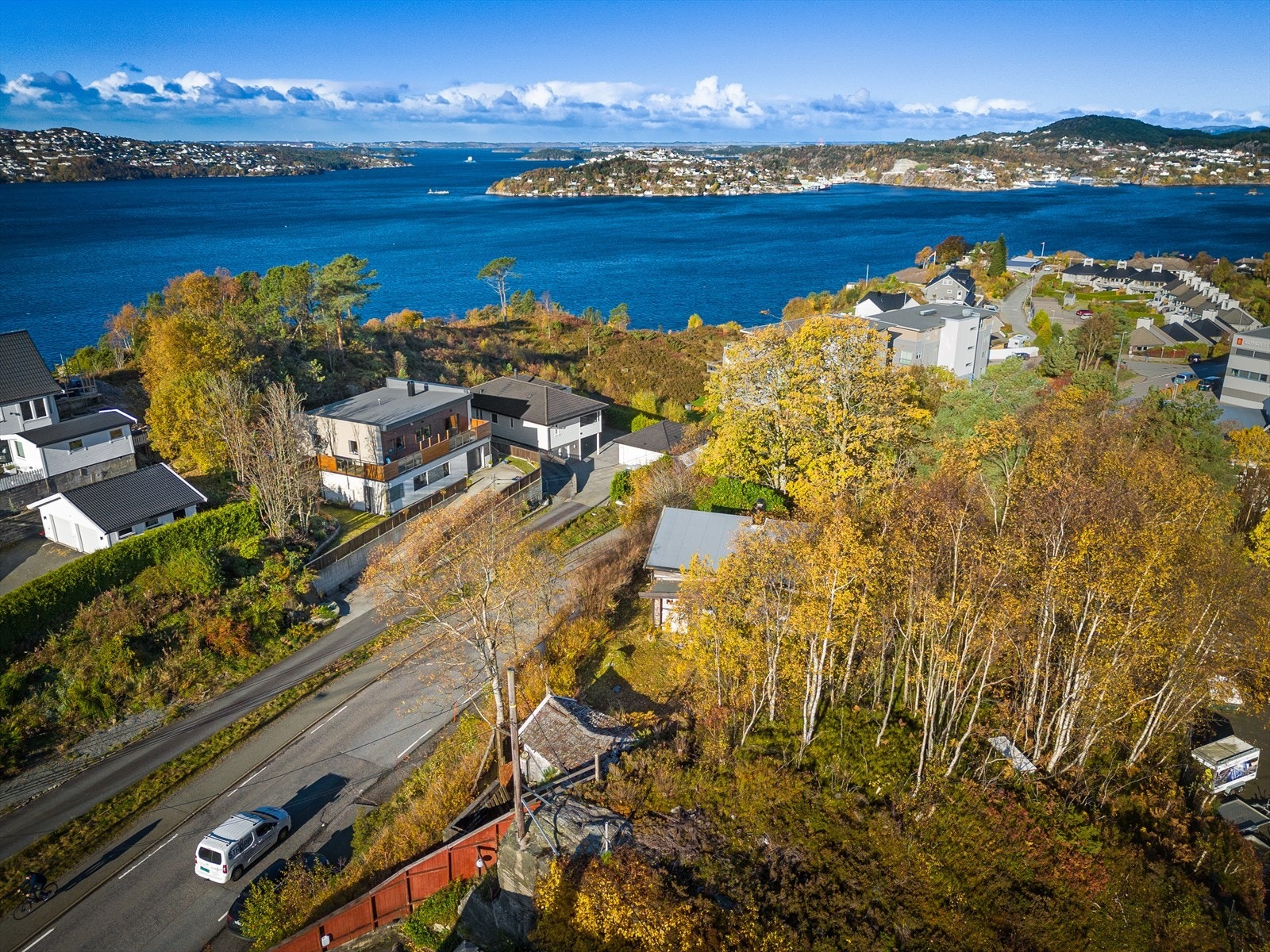 Tomten ligger kun 6 minutters kjøring unna Vestkanten Storsenter. Det er gangavstand til barnehage og skoler. Galleribilde