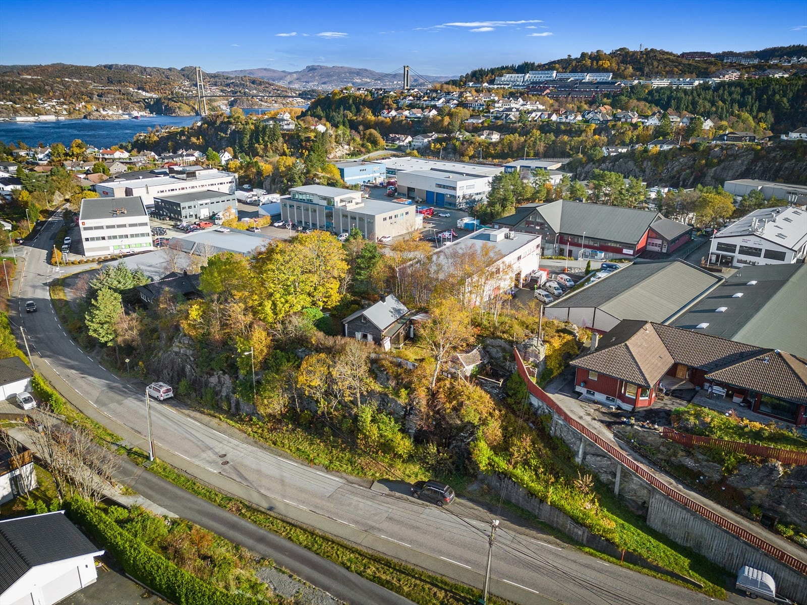 Tomten ligger høyt og fritt med spektakulær utsikt mot Sotra og Askøy, samt innseilingen. Galleribilde
