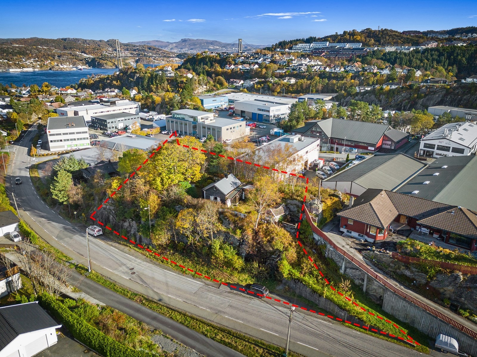 Omtrentlig skissering av hvor tomten går. Selger har utført støyrapport på tomten som ligger vedlagt i salgsoppgaven. Galleribilde