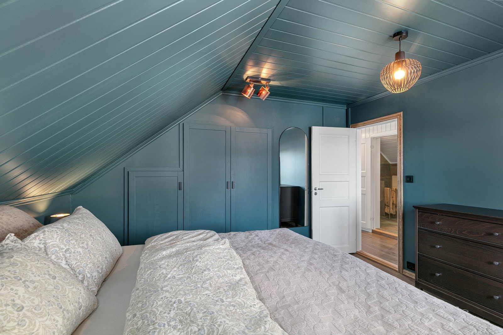 Hovedsoverommet har en avslappende atmosfære, og har plass til dobbeltseng med tilhørende nattbord, samt oppbevaringsplass i innebygde skap. Galleribilde