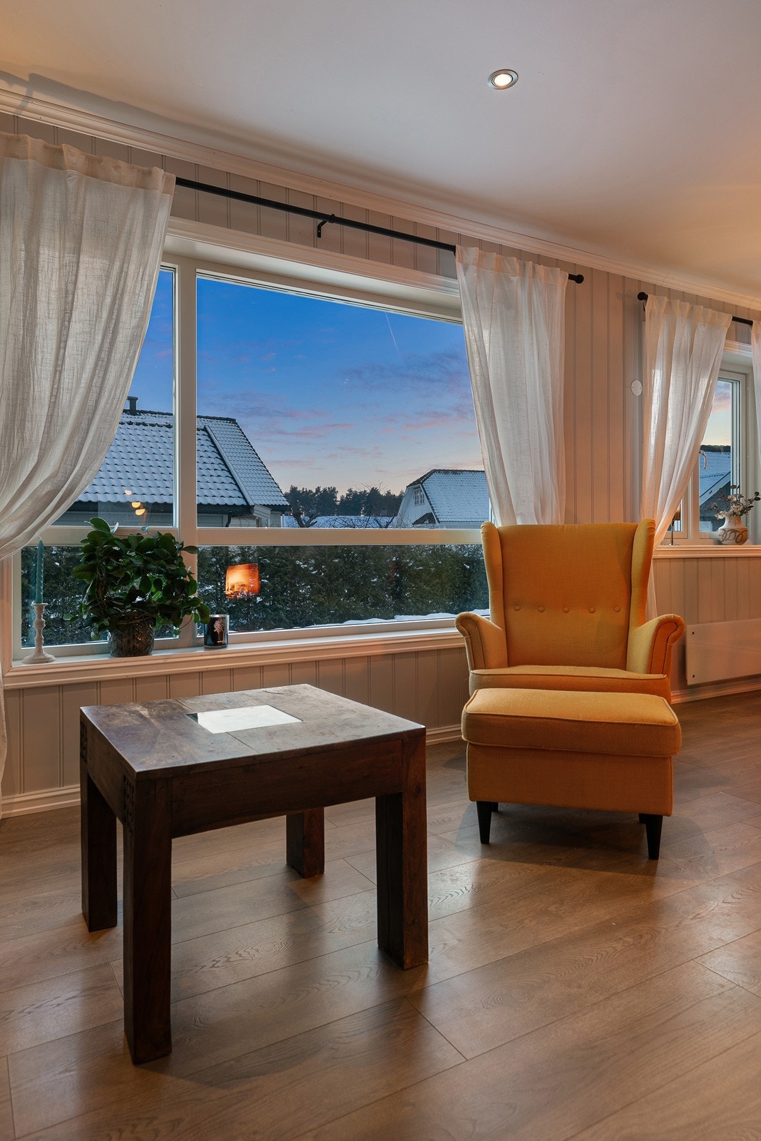 Kveldsstemning i stuen. Galleribilde