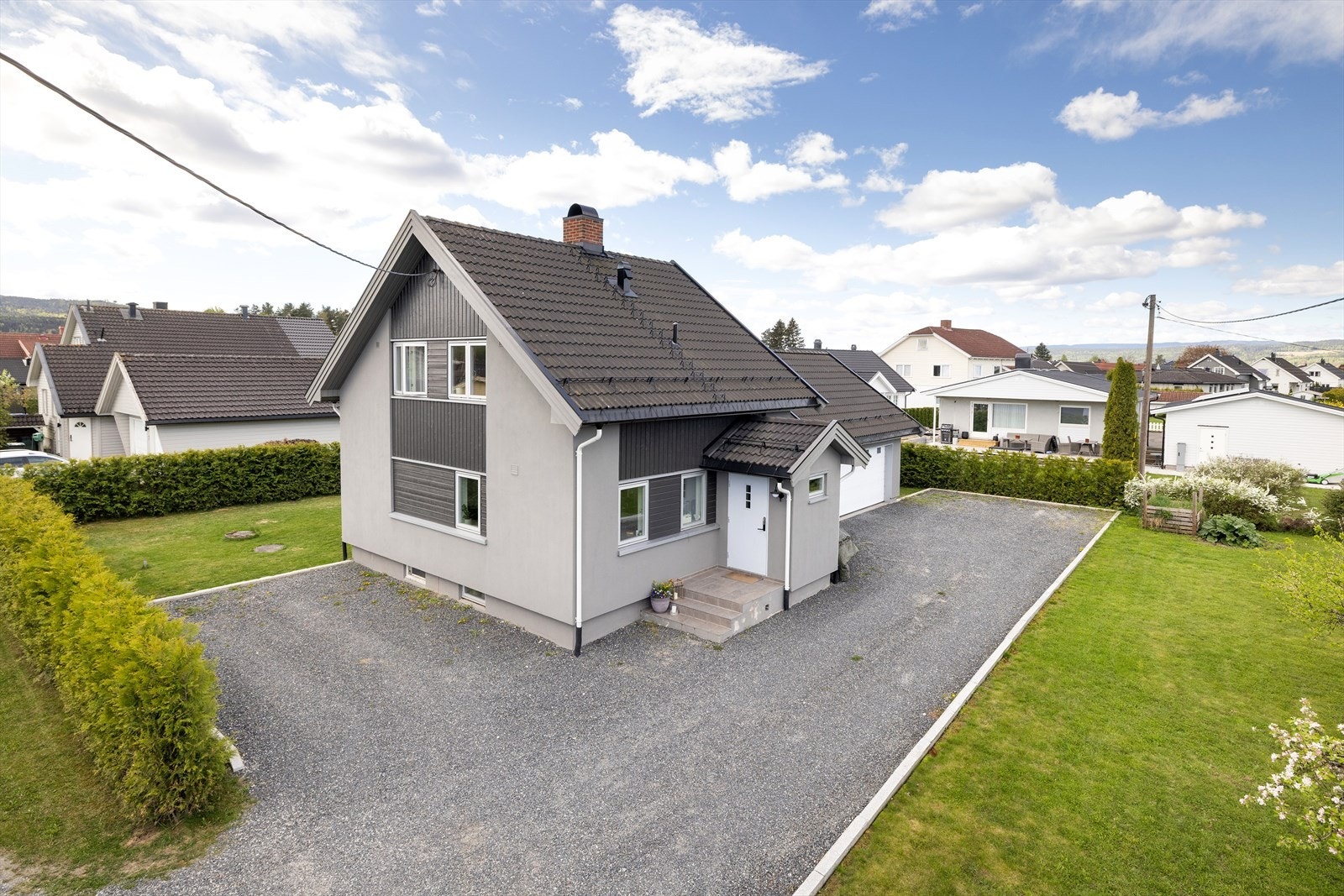 Her er det plass til flere biler, i tillegg har boligen en stor dobbelgarasje Galleribilde