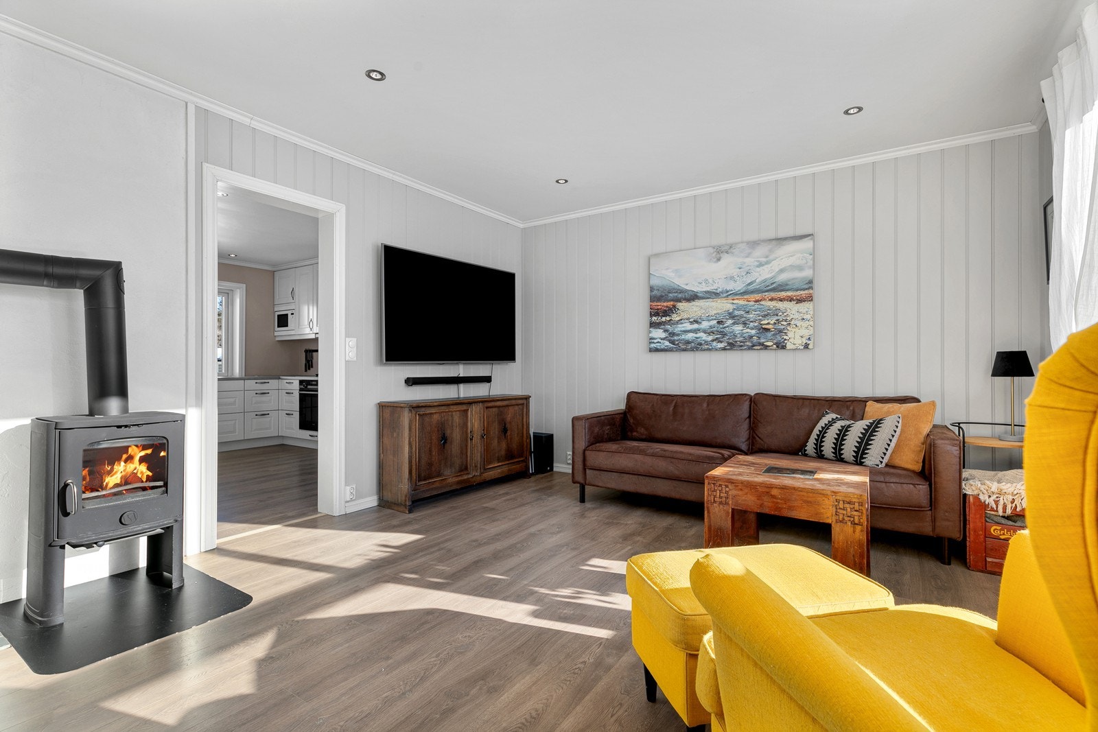 Rommet byr på muligheter for møblering av både sofa- og spisegruppe. Galleribilde