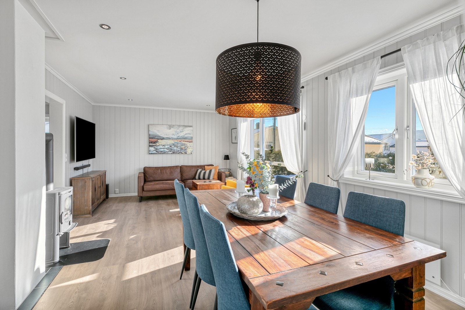 Boligen varmes opp med strøm og ved, inkludert vedovn i stue, varmekabler på bad og i entré, samt varmefolie på kjøkkenet. Galleribilde