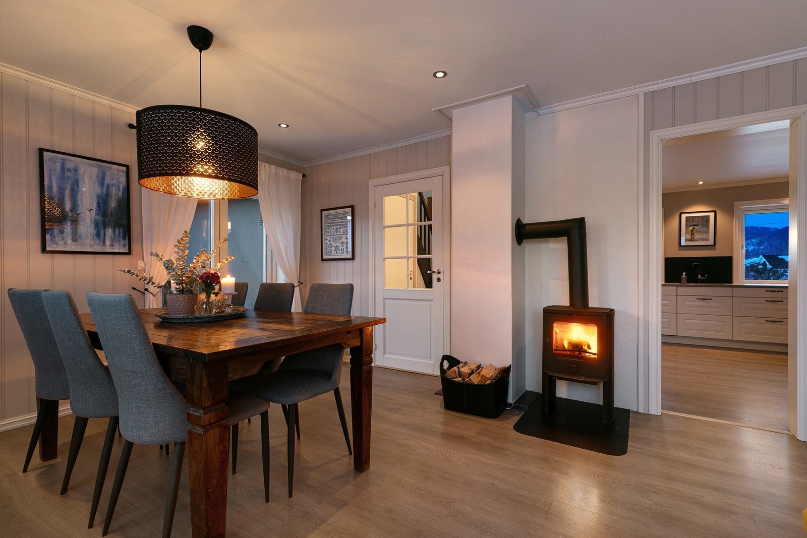 Her har man god plass til et stort spisebord, hvor man kan samle familie og venner. Galleribilde