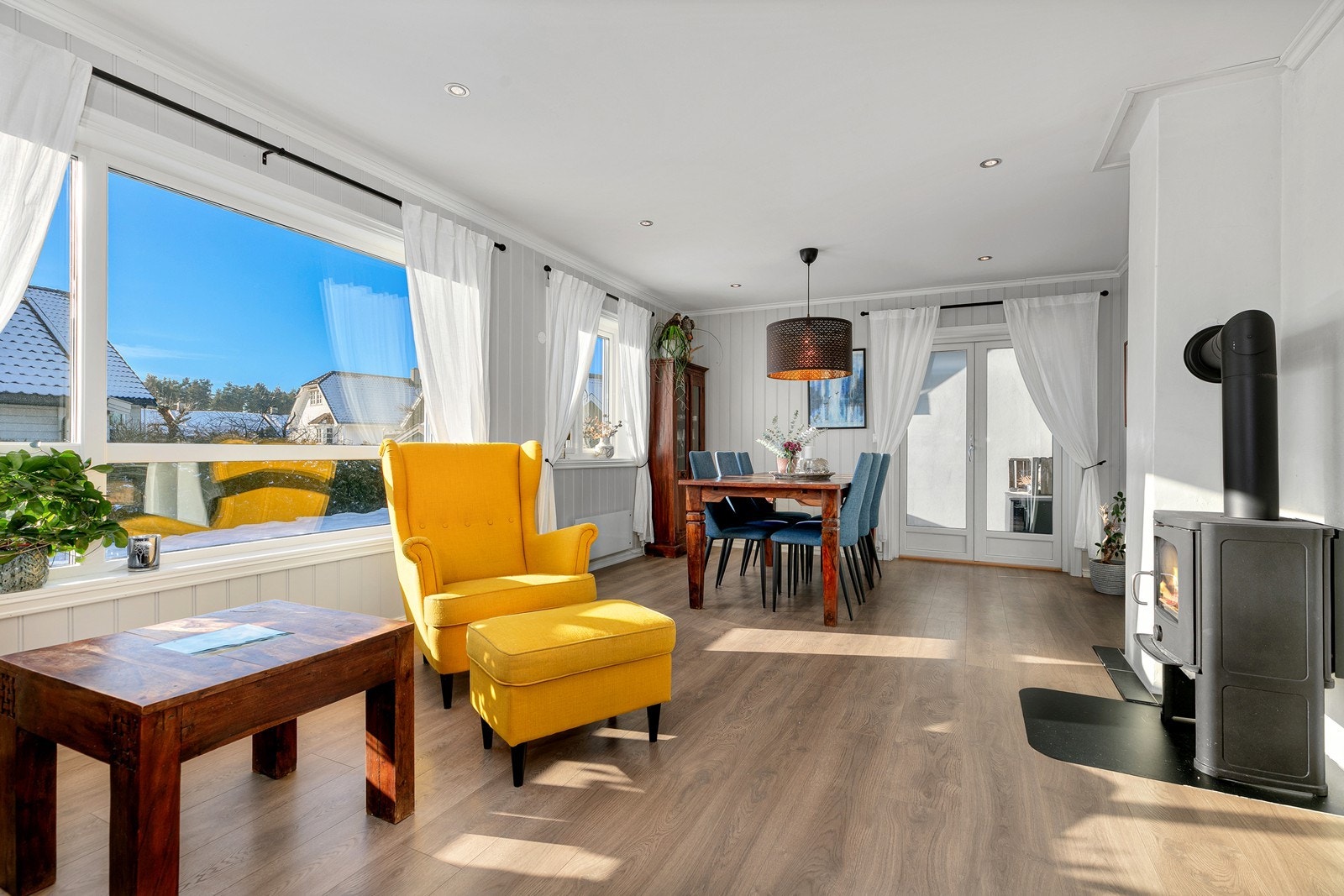 Videre kommer man inn i en lys og luftig stue, med godt lysinnslipp fra store vindusflater. Galleribilde