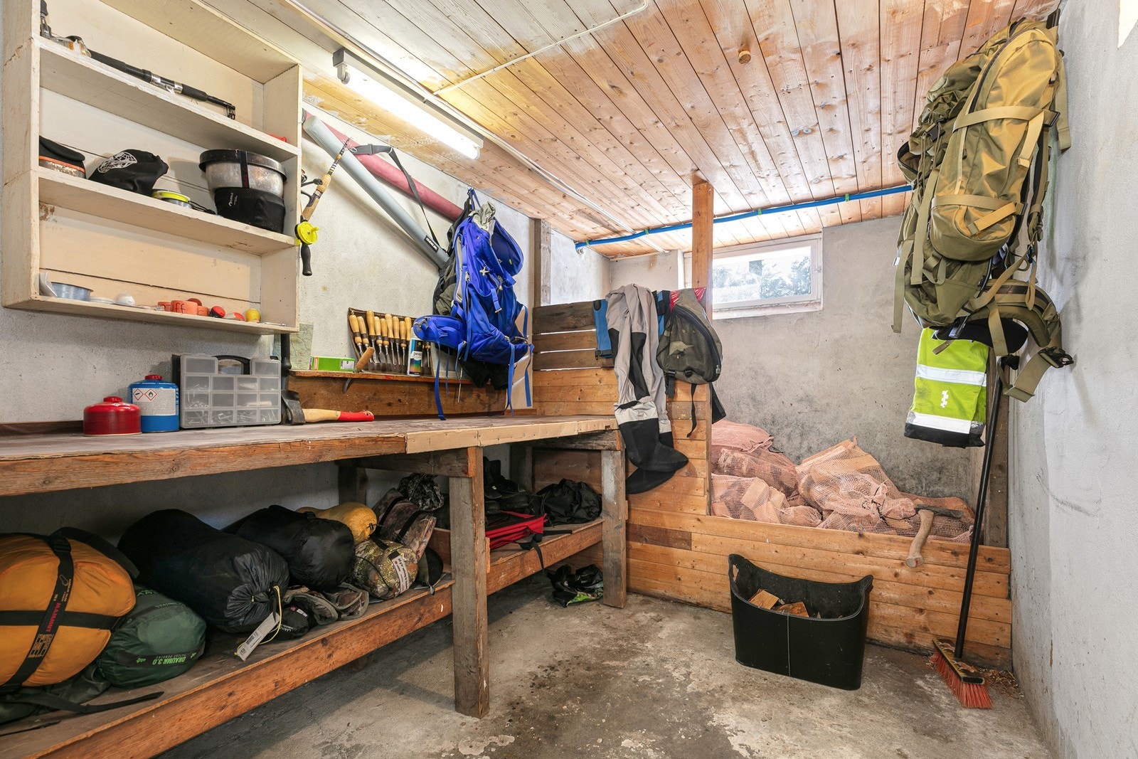 En av bodene blir benyttet som snekkerverksted og lagring av ved. Galleribilde