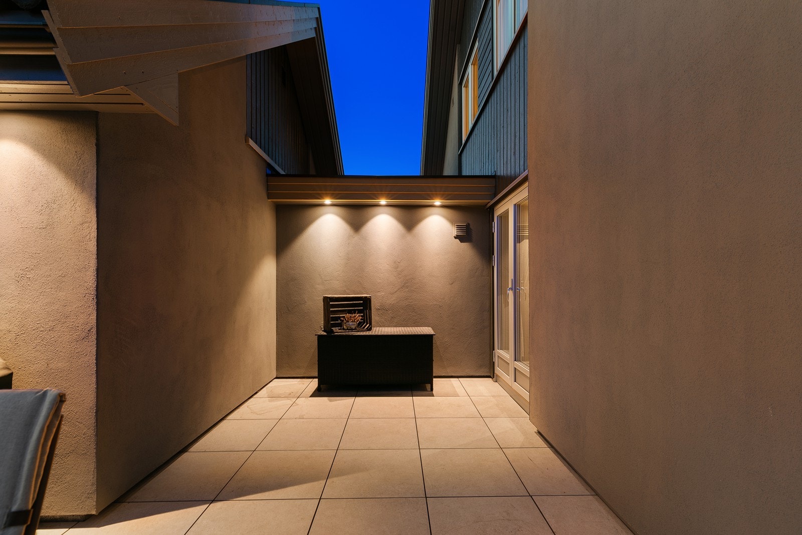 Terrassen er flislagt, noe som er praktisk og gjør rengjøringen enkel. Galleribilde