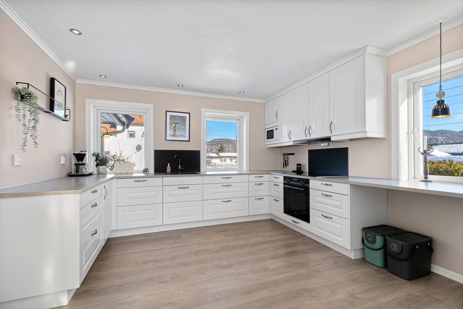 Kjøkkeninnredningen er fra kvalitetsleverandøren Sigdal og er av typen Herregård. Galleribilde