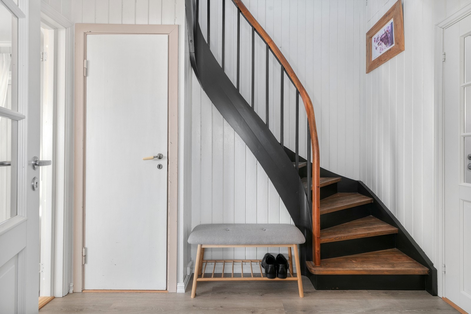 Fra mellomgangen er det også trapperom ned til kjeller. Galleribilde