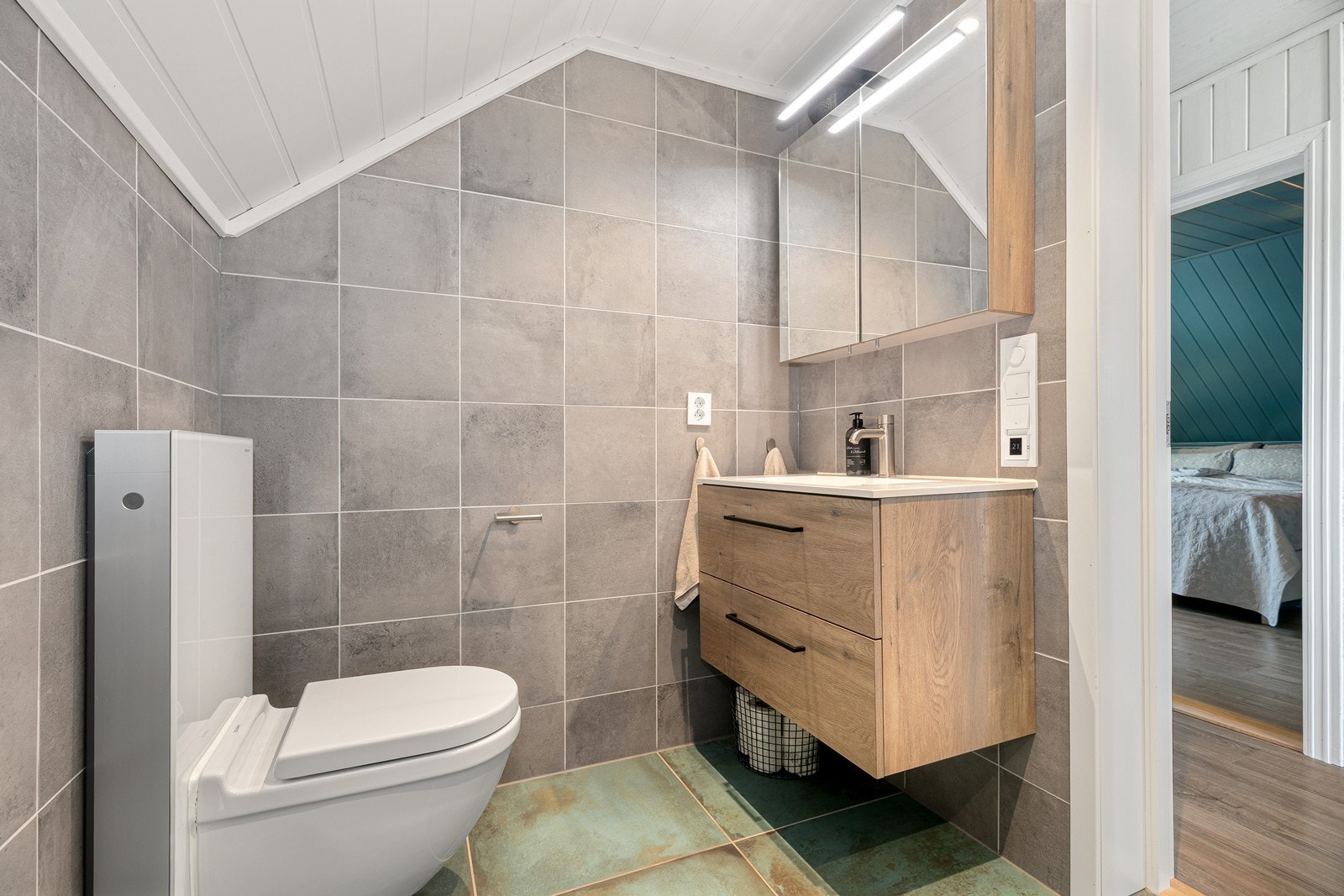 Badet i denne etasjen ble pusset opp i 2021 og byr på spennende farge- og materialvalg. Galleribilde