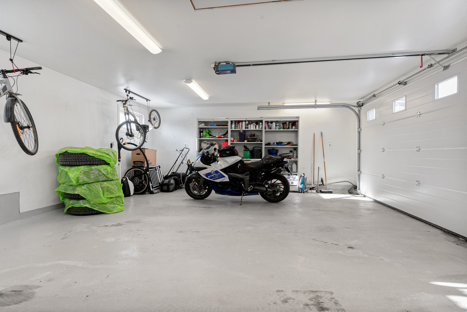 Her han man god plass til parkering av to biler, samt ekstra oppbevaring. Loft over garasjen med god lagringsplass. Galleribilde