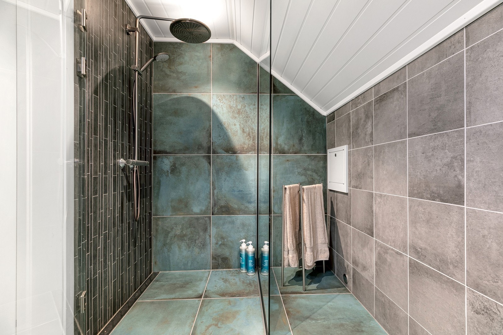 Rommet er innredet med innredning med servant, veggskap med speil og integrert belysning, dusjhjørne og toalett. Galleribilde