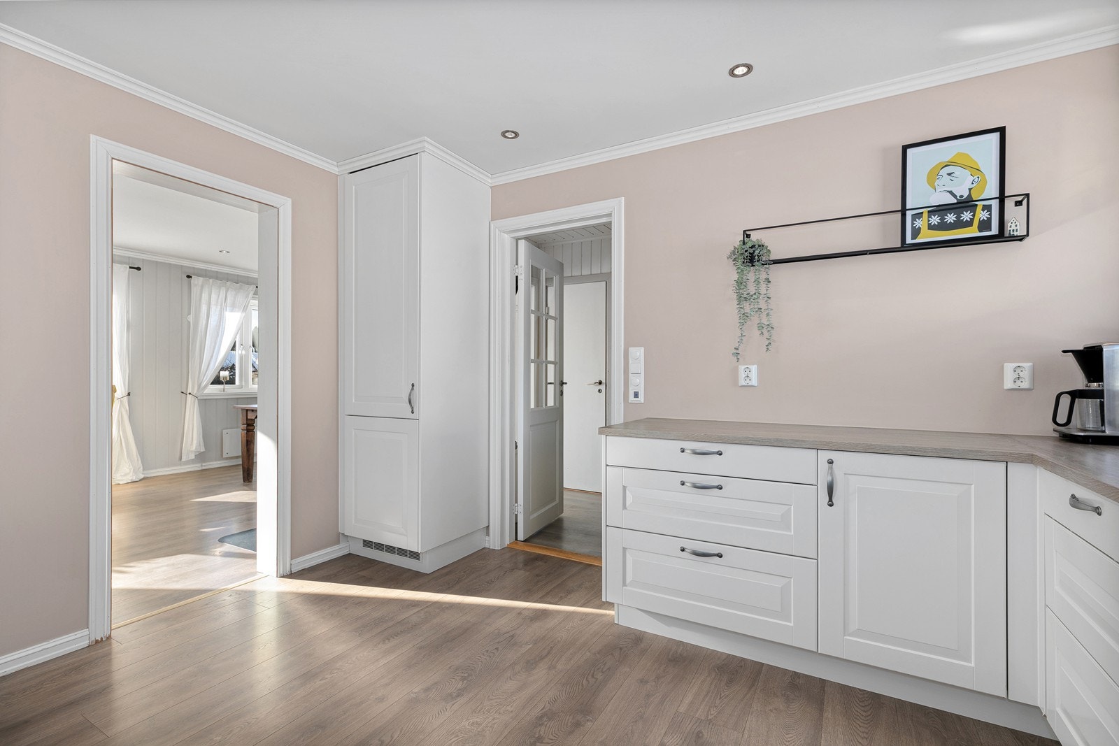 I innredningen er det integrerte hvitevarer som platetopp, stekeovn, oppvaskmaskin og kjøleskap. Galleribilde