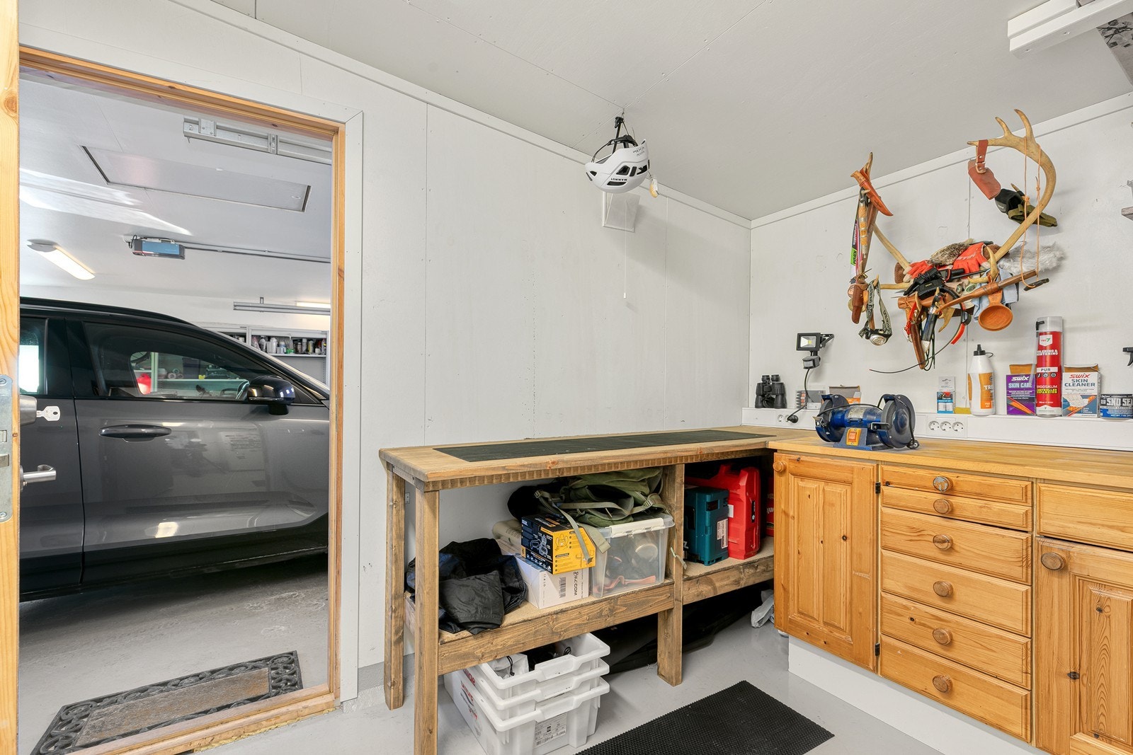 Videre inne fra garasjen har man enkel adkomst til boligen, via et hobbyrom som også kan fungere om en grovinngang. Galleribilde