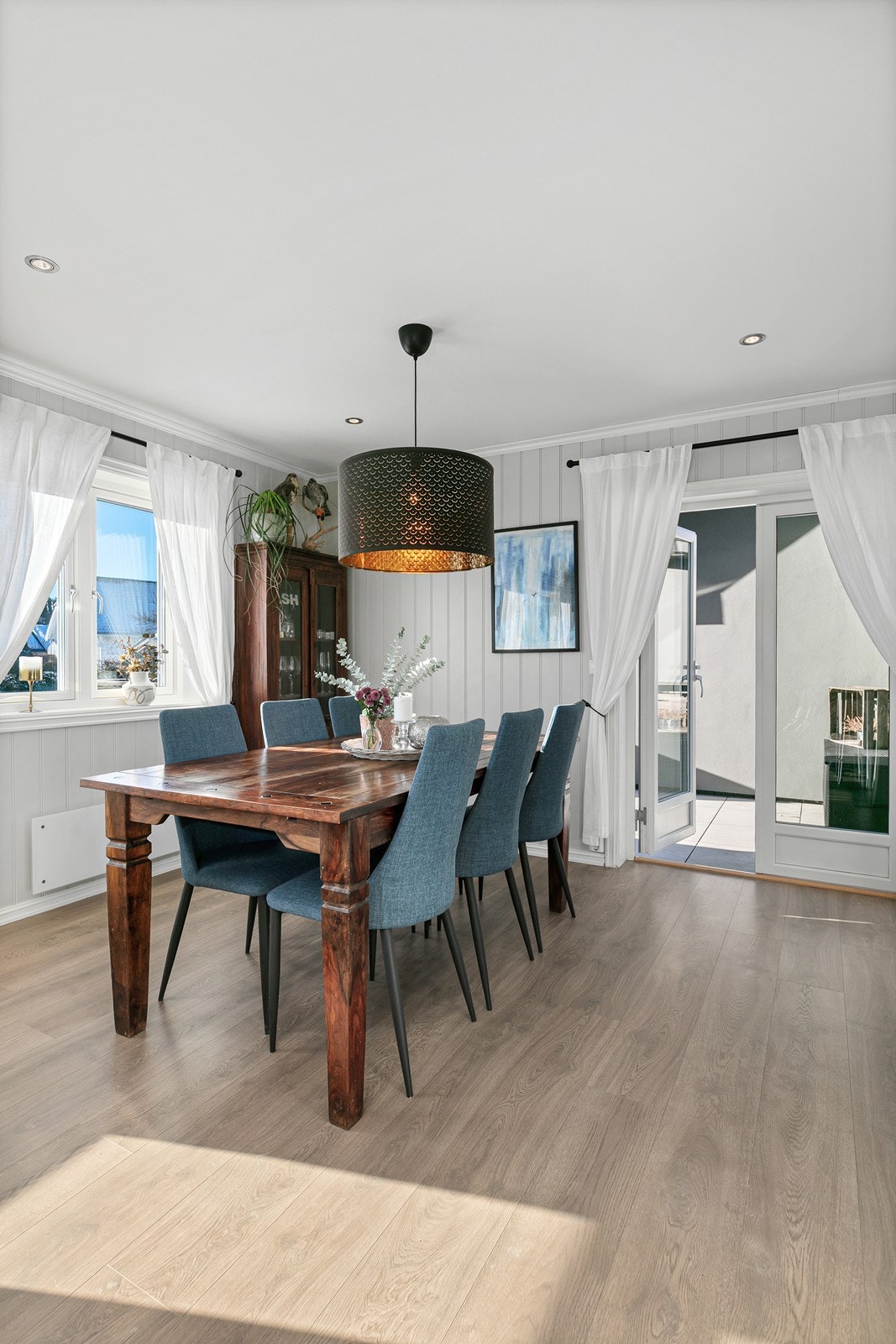 Det er også utgang til terrassen, som leder videre til boligens hage. Galleribilde