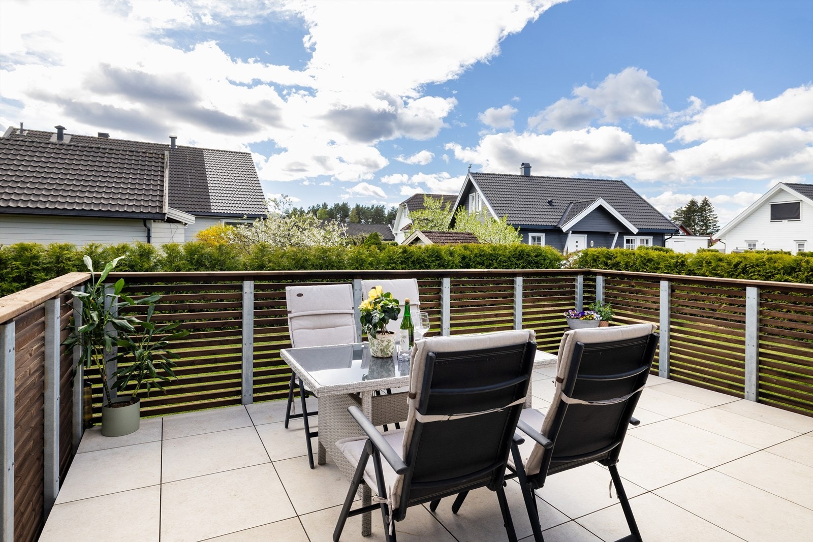 God plass til grill og utemøbler Galleribilde