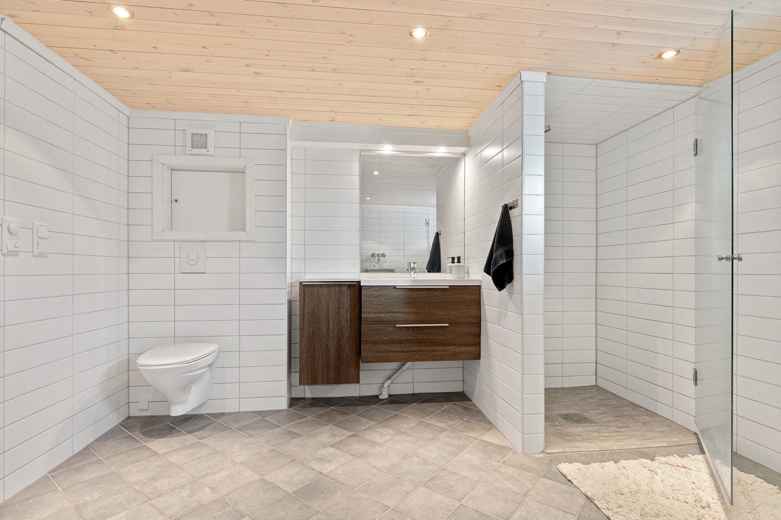 Praktisk innredet med innredning med servant, toalett, dusjnisje med glassdør og opplegg for vaskemaskin. (Det gjøres oppmerksom på at rommet ikke er godkjent som rom for varig opphold). Galleribilde