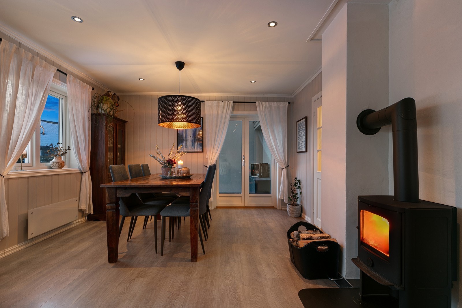 Belysningen med dimbare downlights skaper sammen med fyr i ovnen en hyggelig atmosfære. Galleribilde