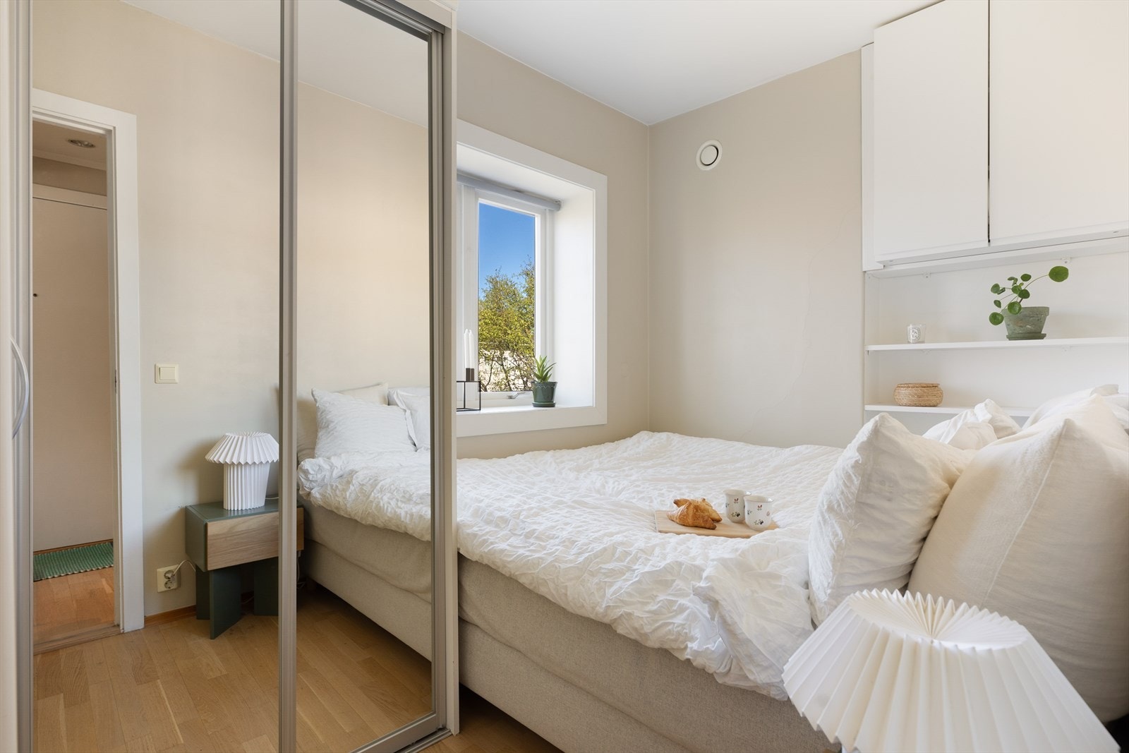 Fra gangen er det adkomst til det behagelige, svale soverommet. Her er det plass til dobbeltseng og nattbord. Galleribilde