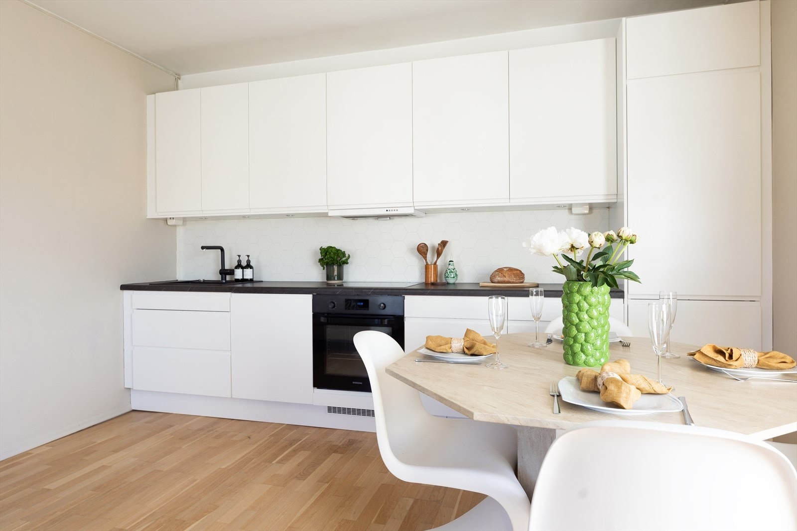 Her vil enhver matglad trives! Med kort vei fra kjøkkenet til spiseplassen, er det enkelt å servere dagens måltider. Galleribilde