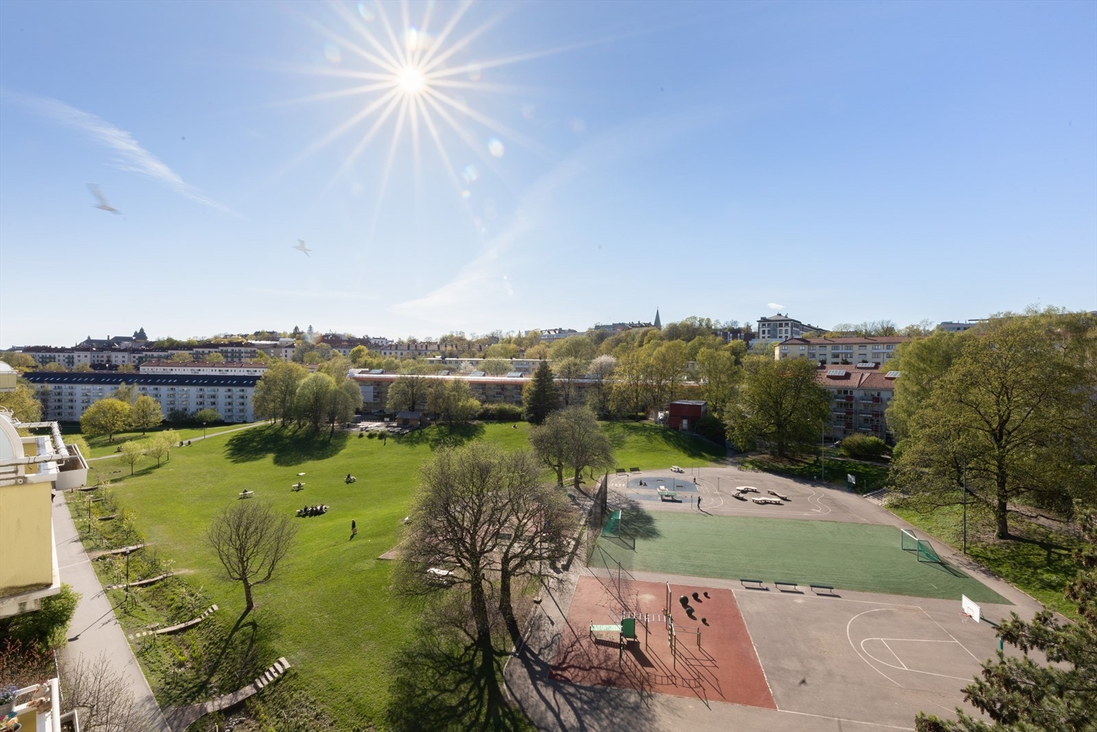 Fra balkongen er det svært hyggelig utsyn mot grøntarealer. Galleribilde