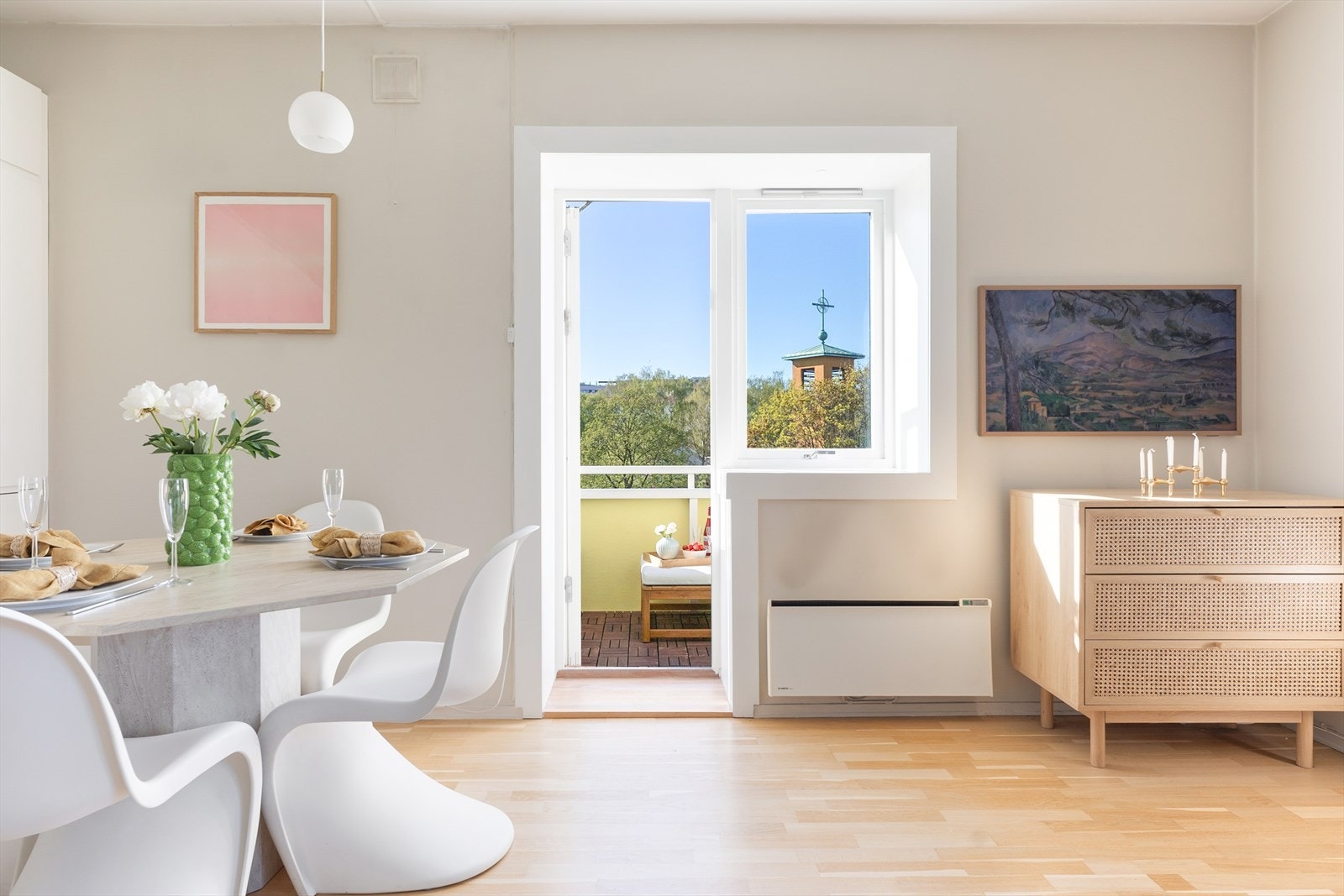 Rommet er av og god størrelse med naturlig plass til hjørnesofa, bord og TV- benk i den ene enden, og et stort sosialt spisebord ved kjøkkenet. Galleribilde