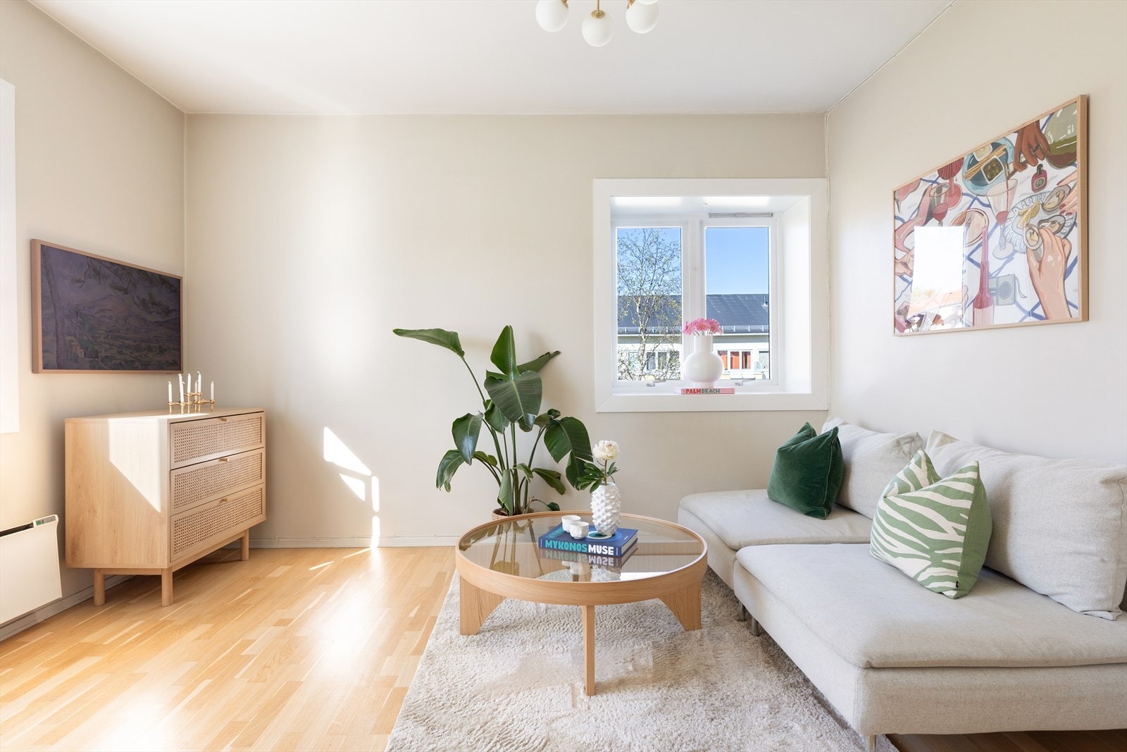 Store vinduer mot to himmelretninger og god takhøyde sikrer rikelig med lys og luft i oppholdsrommet. Galleribilde