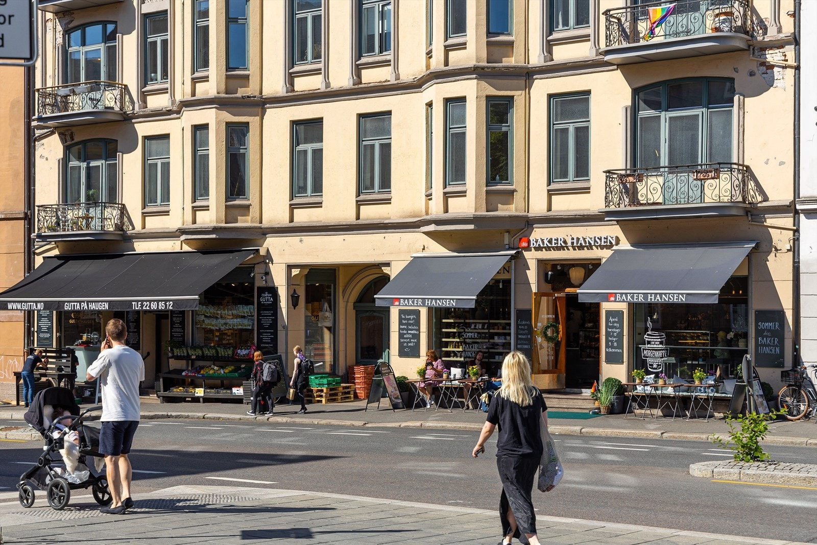 Det er i tillegg flere kaféer, restauranter og barer i nærområdet - her finnes det noe for alle og enhver! Galleribilde