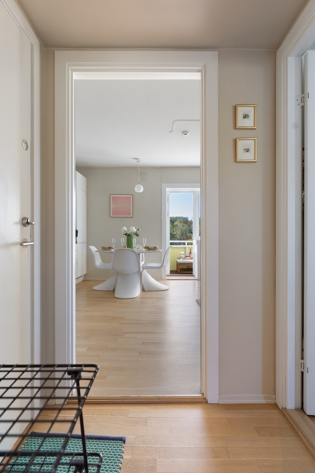 I det dere trer over dørstokken, forstår dere umiddelbart hvilket lyst og innbydende hjem dette er! Gangen rommer plass til yttertøy og sko. Her er det hyggelig å komme hjem! Galleribilde