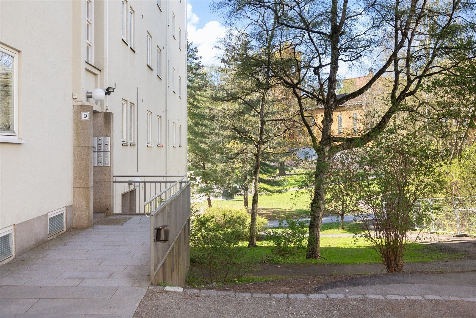 Fra hyggelige, grønne fellesareal er det enkel adkomst til leiligheten via heis eller trapper. Galleribilde