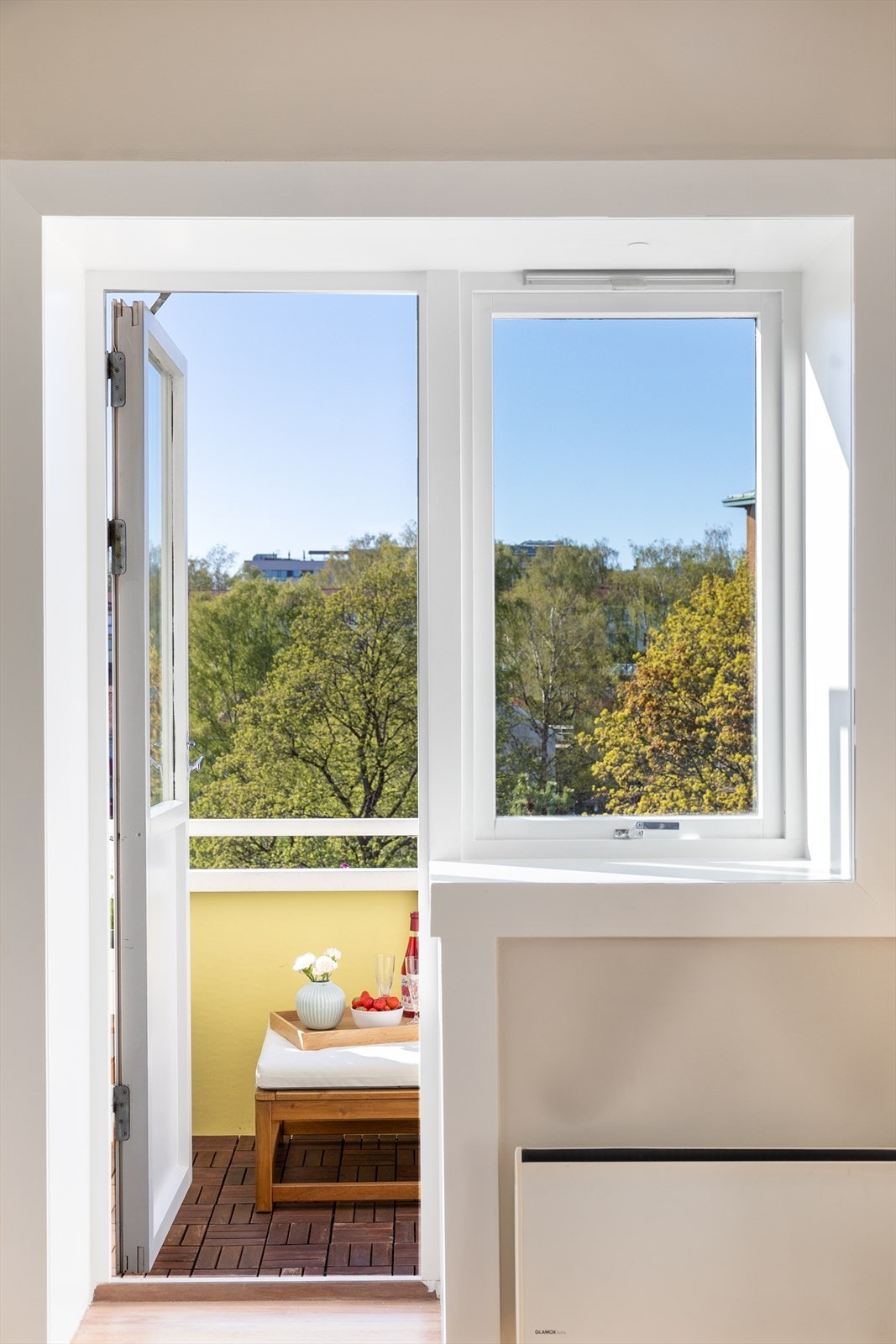 På de varme dagene er det deilig å sette opp balkongdøren, og binde sammen inne- og uterom. Galleribilde