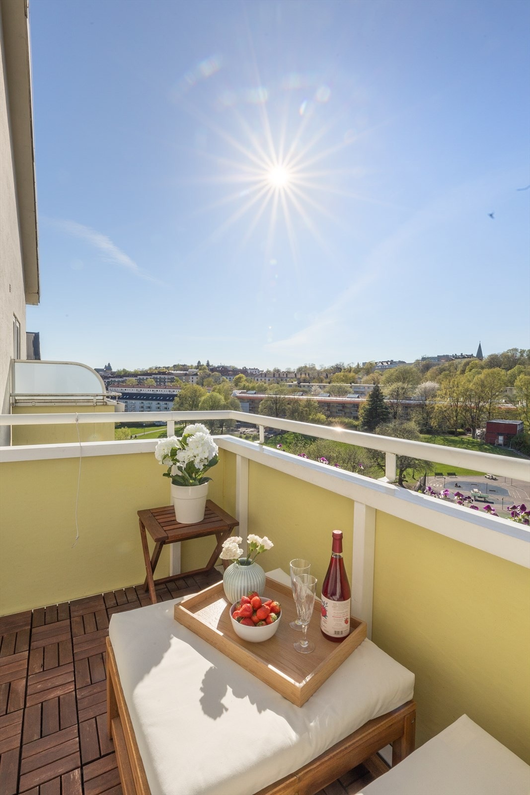 Med fantastiske sol- og utsiktsforhold ligger alt til rette for at de varme vår- og sommerdagene kan nytes her ute! Balkongen har sol fra 15:00 til 22:00 på sommerhalvåret. Galleribilde