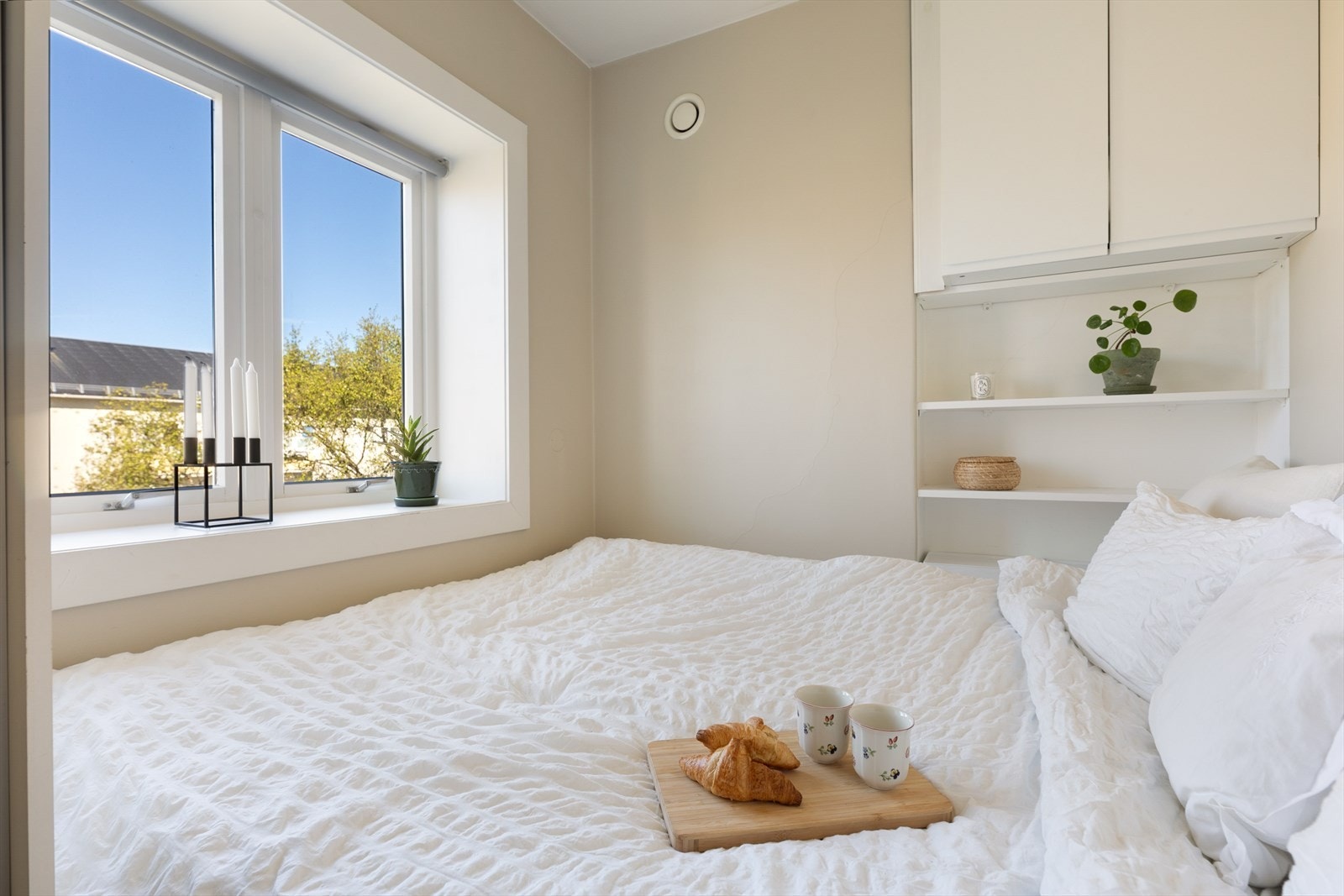 Stort vindu med dyp karm sikrer et lyst og luftig soverom. Stor garderobe og hylleløsninger gir plass til klær og sko. Med kort vei opp til loftsboden, er det enkelt å lagre ting der også. Galleribilde