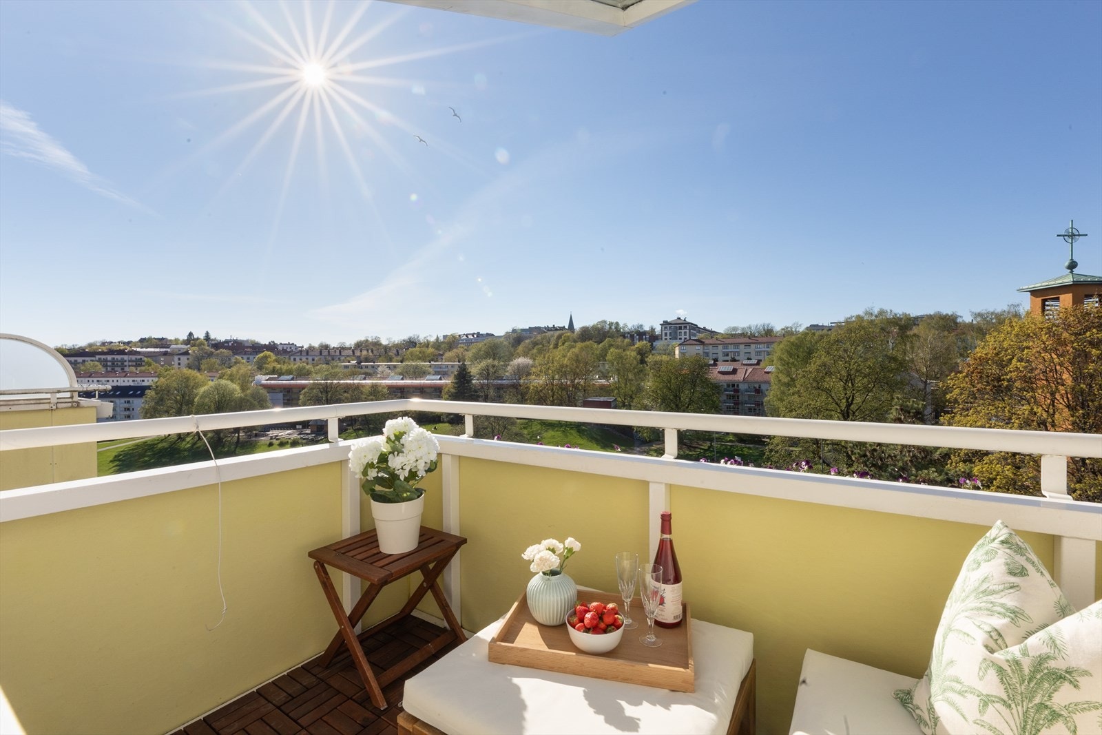 Velkommen til Vøyensvingen 18 D! Leiligheten har en fantastisk, høy og fri beliggenhet med flott utsikt og fine solforhold! Galleribilde