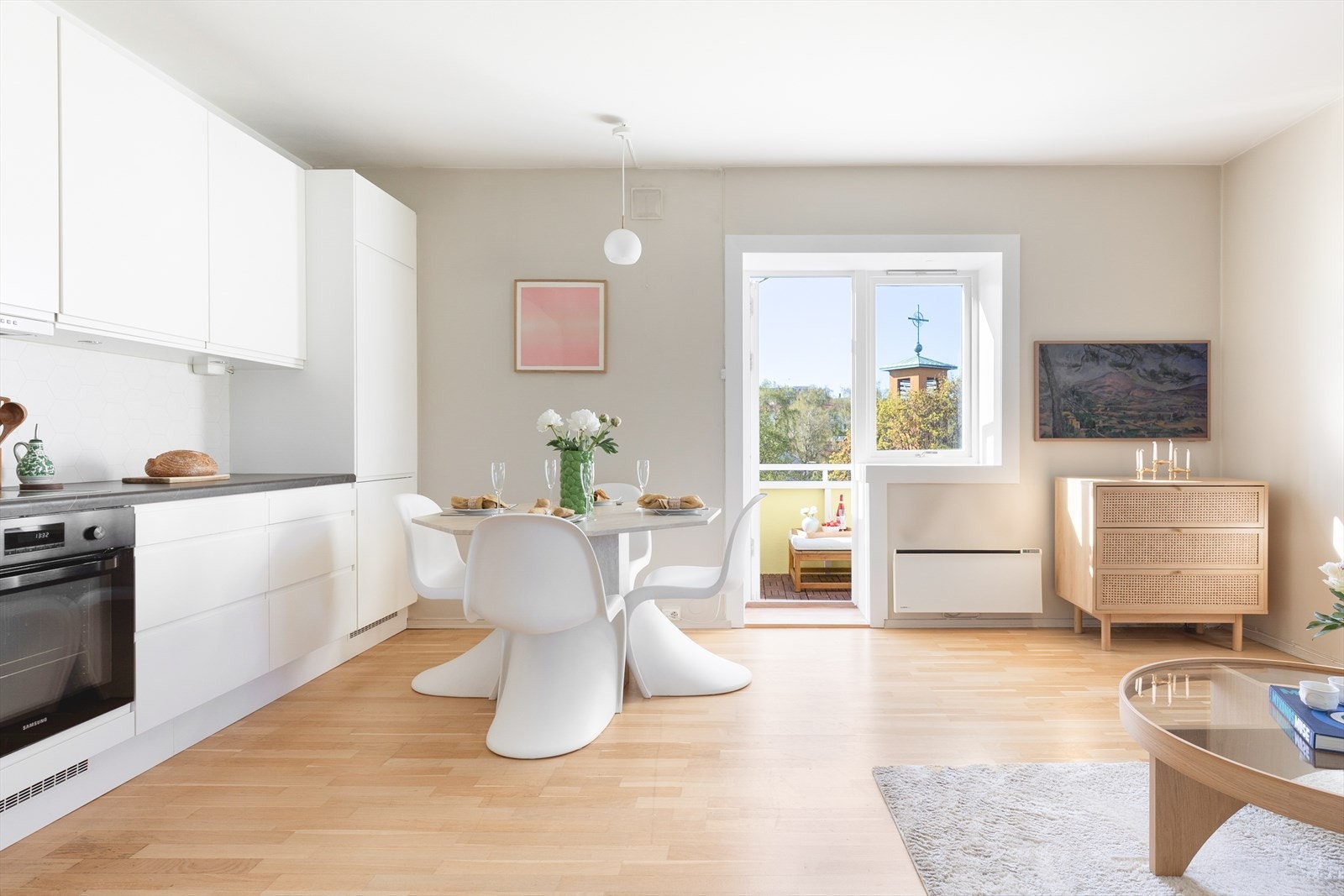 Leiligheten har en svært sosial, åpen løsning mellom stue og kjøkken, noe dagens eiere selv har satt stor pris på! Her kan dere sosialisere og kokkelere på samme tid. Galleribilde