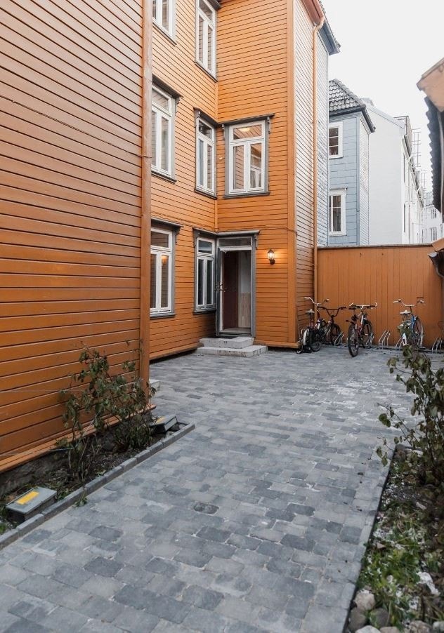 Rolig lukket bakgård. Galleribilde