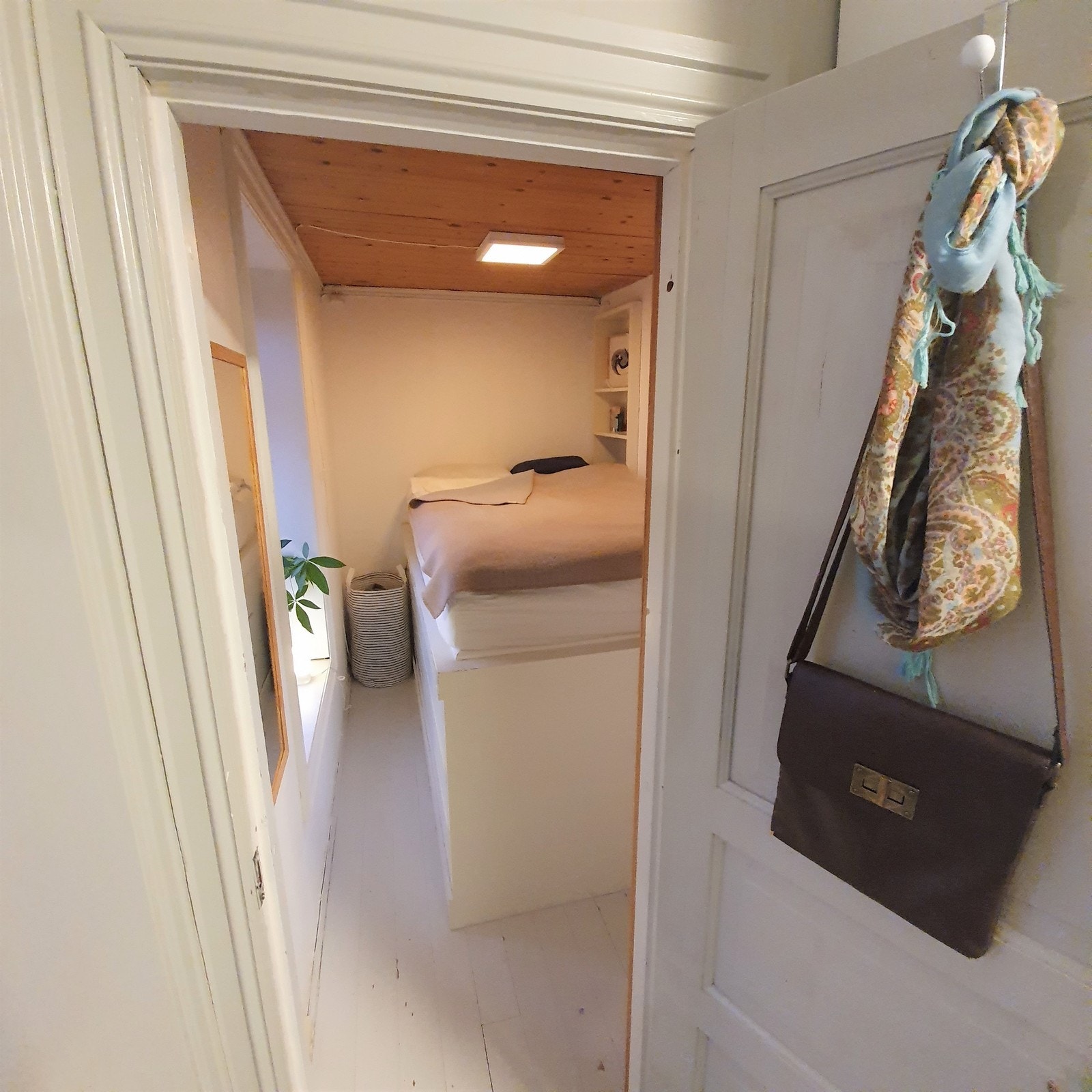 Soverommet har en praktisk planløsning med mye lagringsplass. Galleribilde