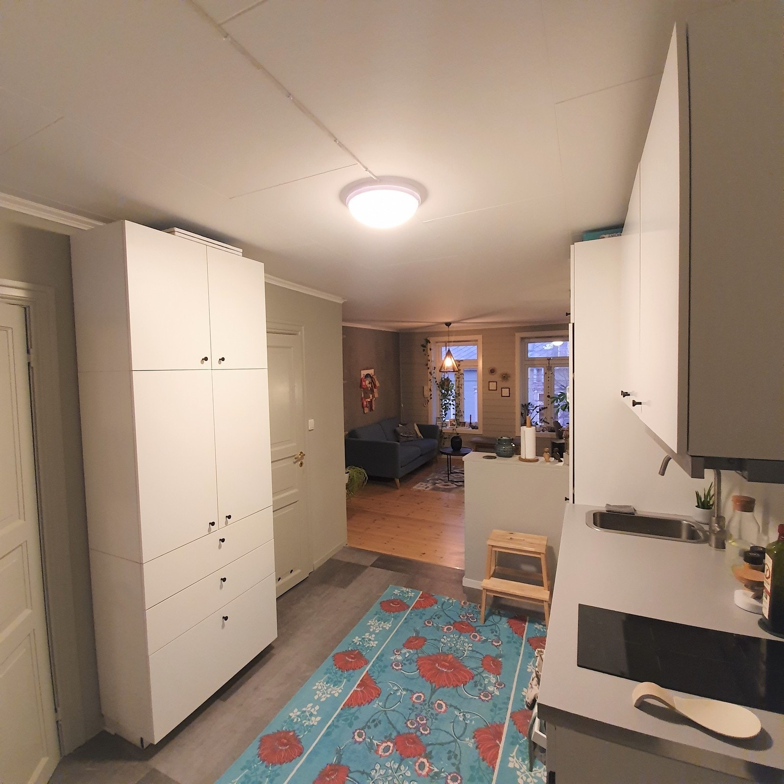 Kjøkken med god skap- og benkeplass. Galleribilde