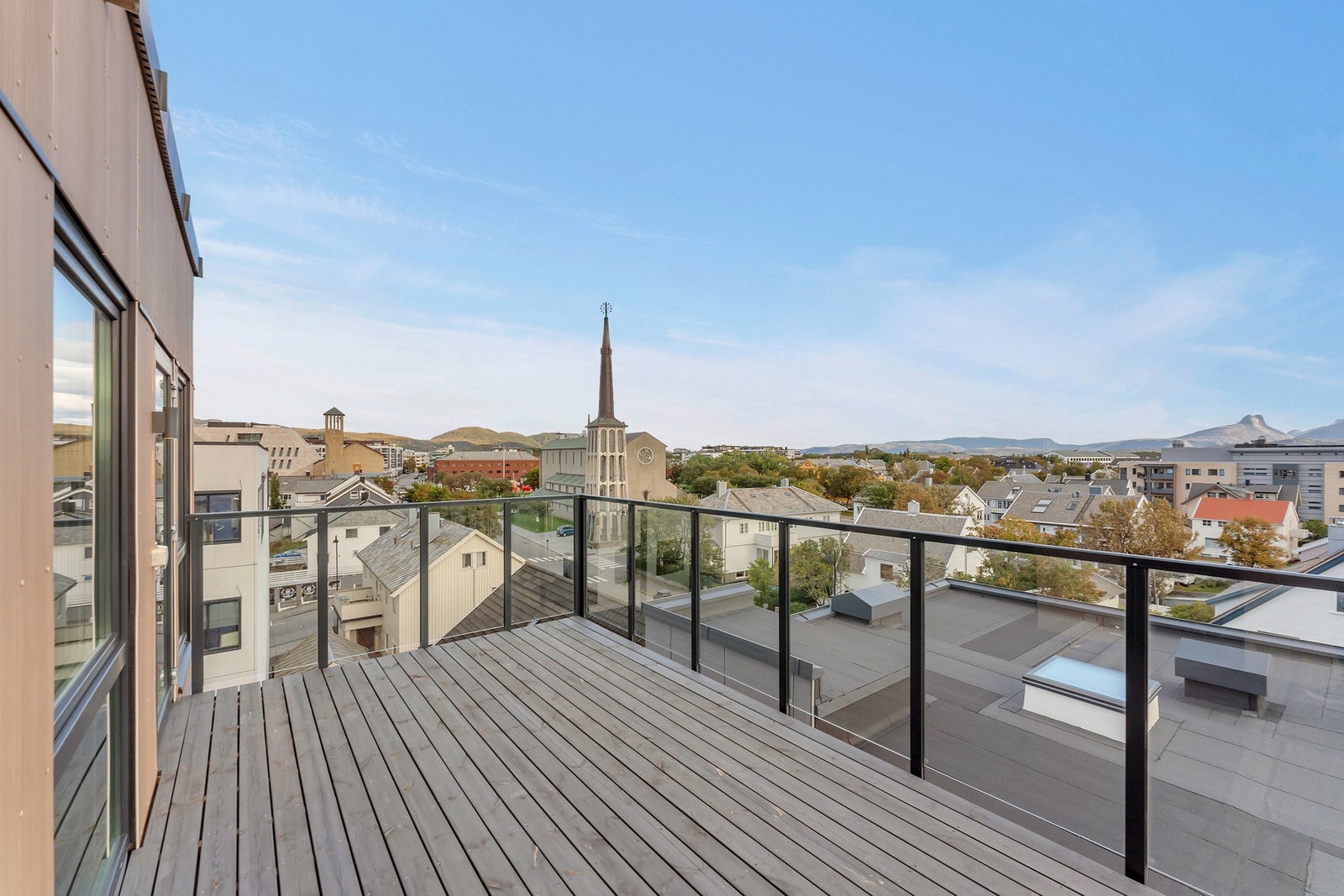 Balkongen er vendt mot sør som sikrer gode solforhold. Galleribilde