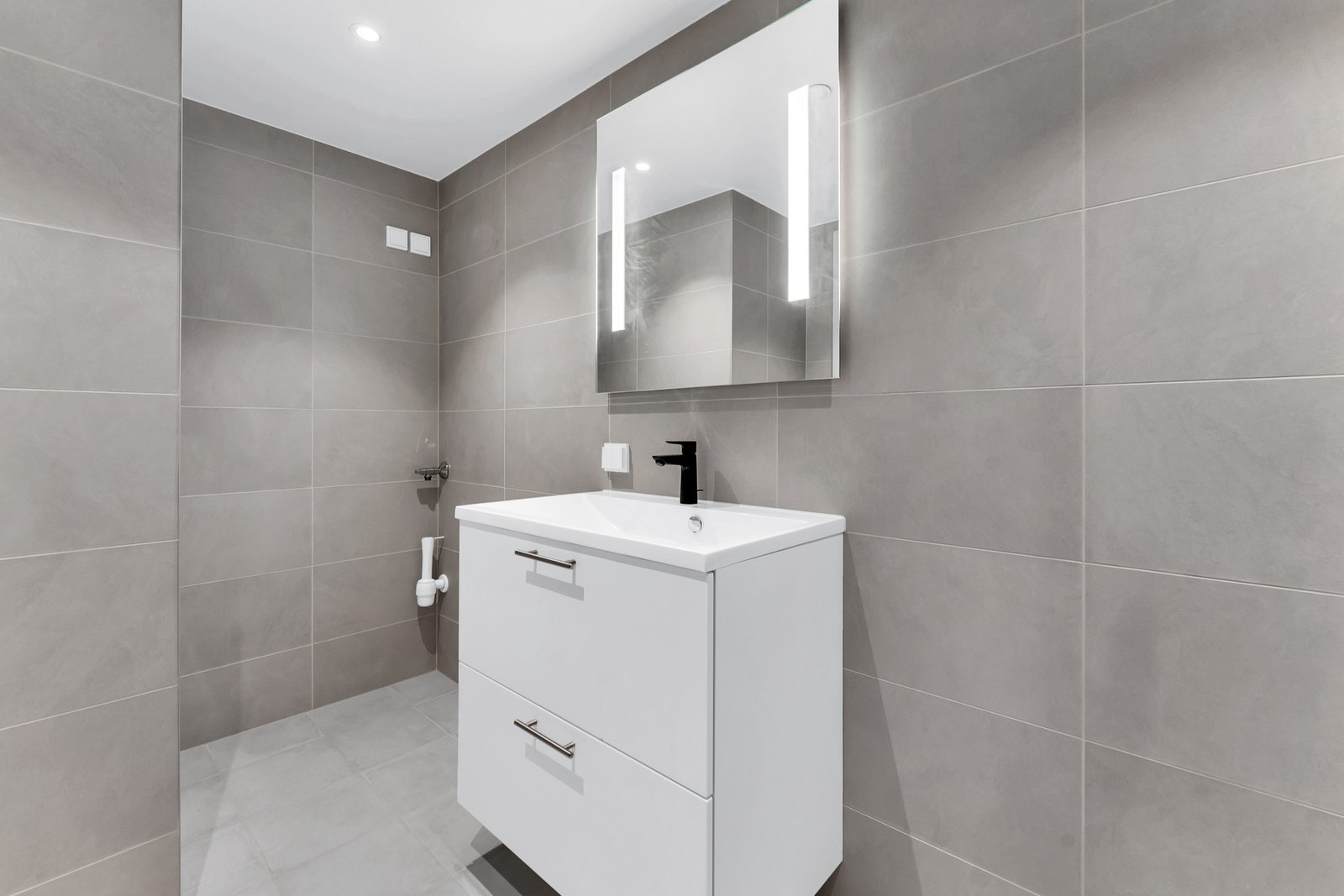 Opplegg for vaskemaskin og stikk for tørketrommel. Galleribilde