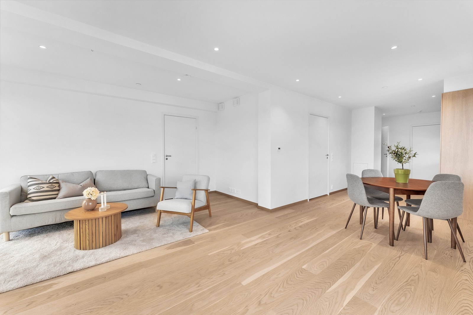 Her er det god plass til både spise og sittegruppe. Galleribilde