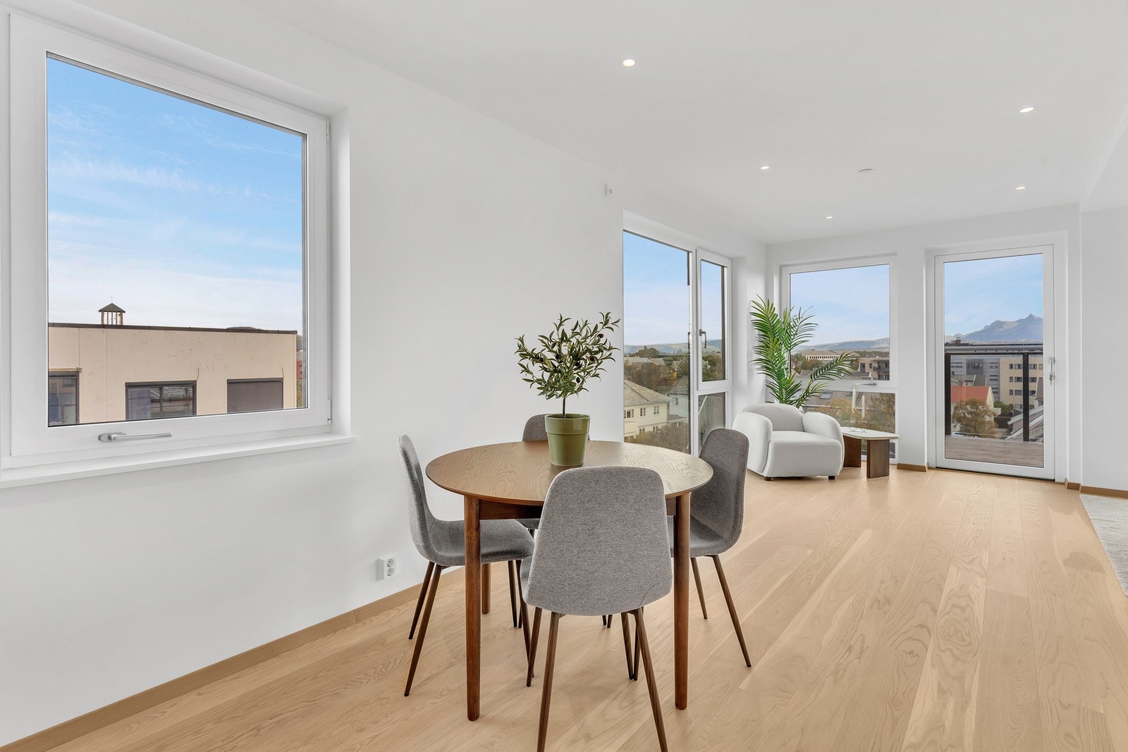 Fra stue er det utgang til en romslig og solrik balkong. Galleribilde